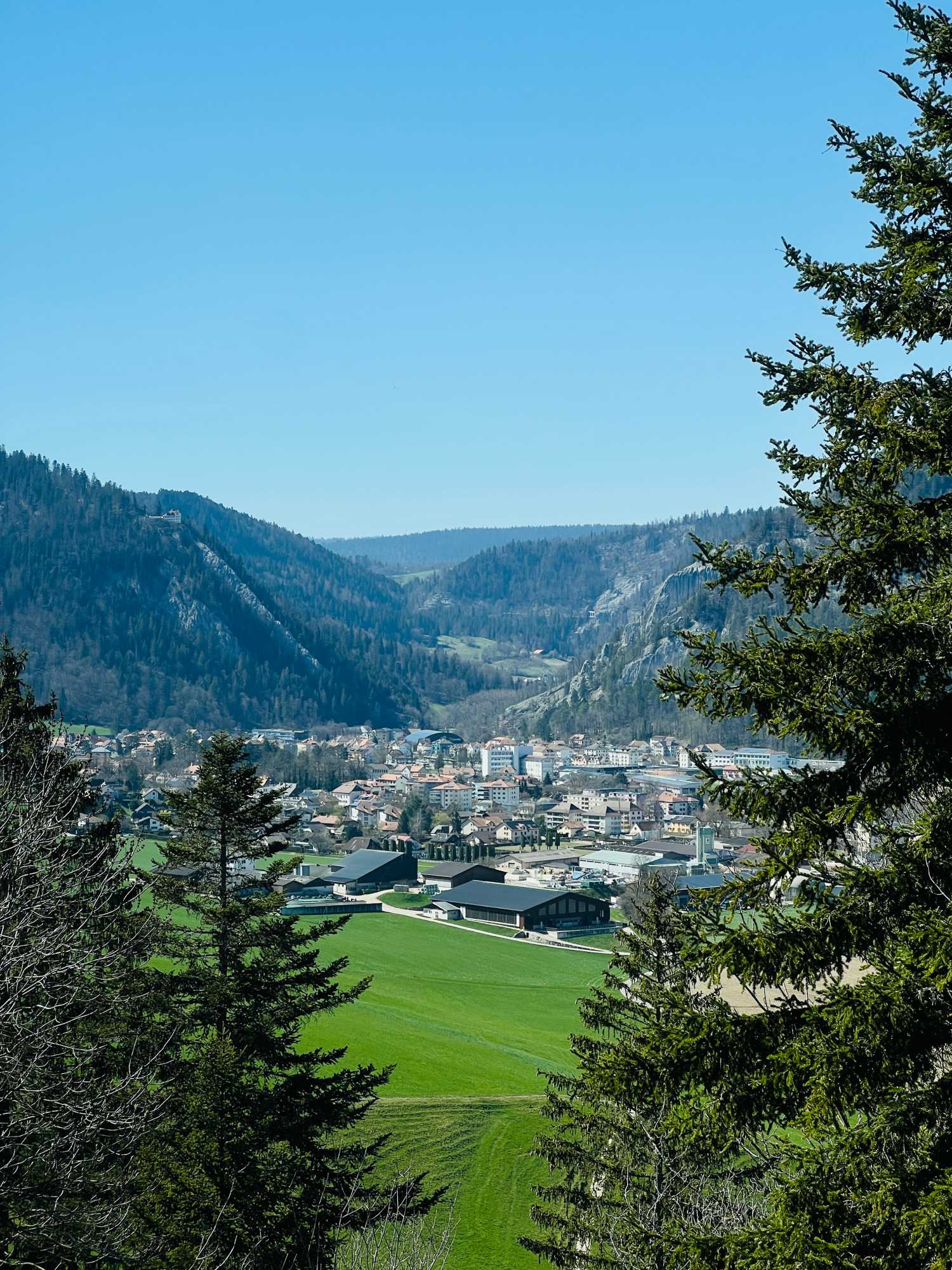 從 Château de Môtiers 城堡可以俯看塔維赫山谷與 Fleuier 小鎮。