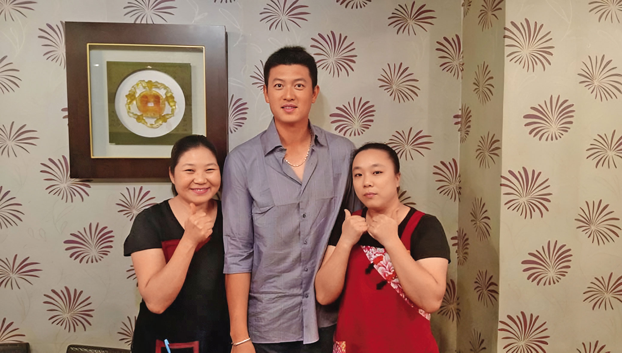 珍品小館雖位處隱匿小巷，卻不乏各界名人造訪，王建民（中）就曾來此用餐。（珍品小館提供）
