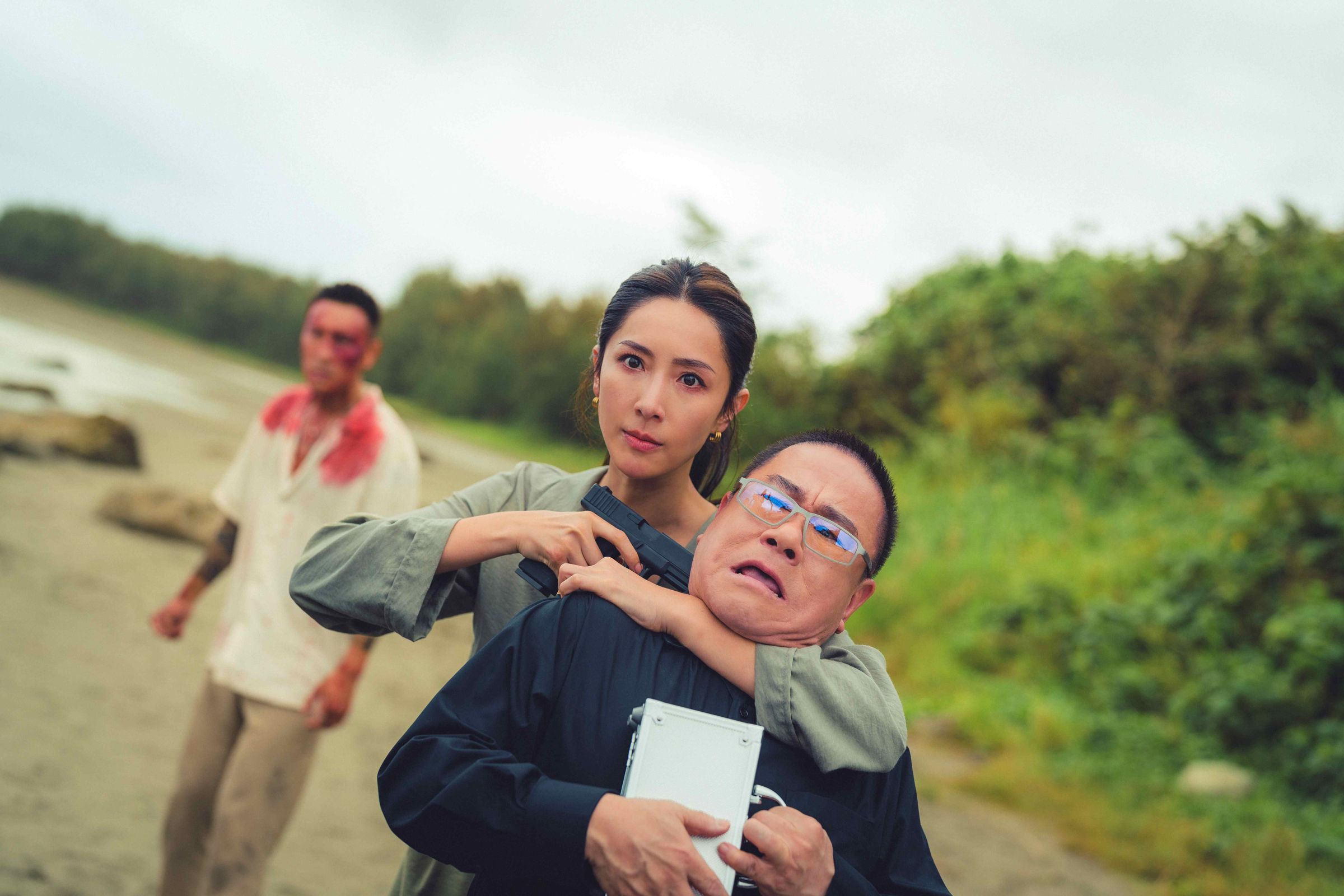 隋棠為了搶救王陽明挾持歪哥。（鹿路電影提供）