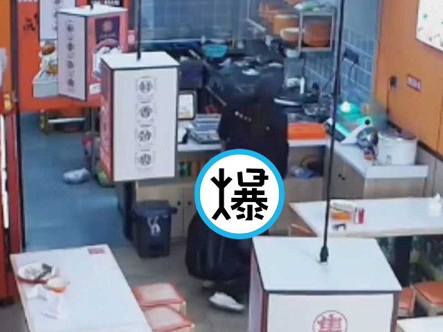 男到小吃店用餐使出「變態忍者術」偷聞女店員下體，她渾然不知。（翻自《吃瓜網》）