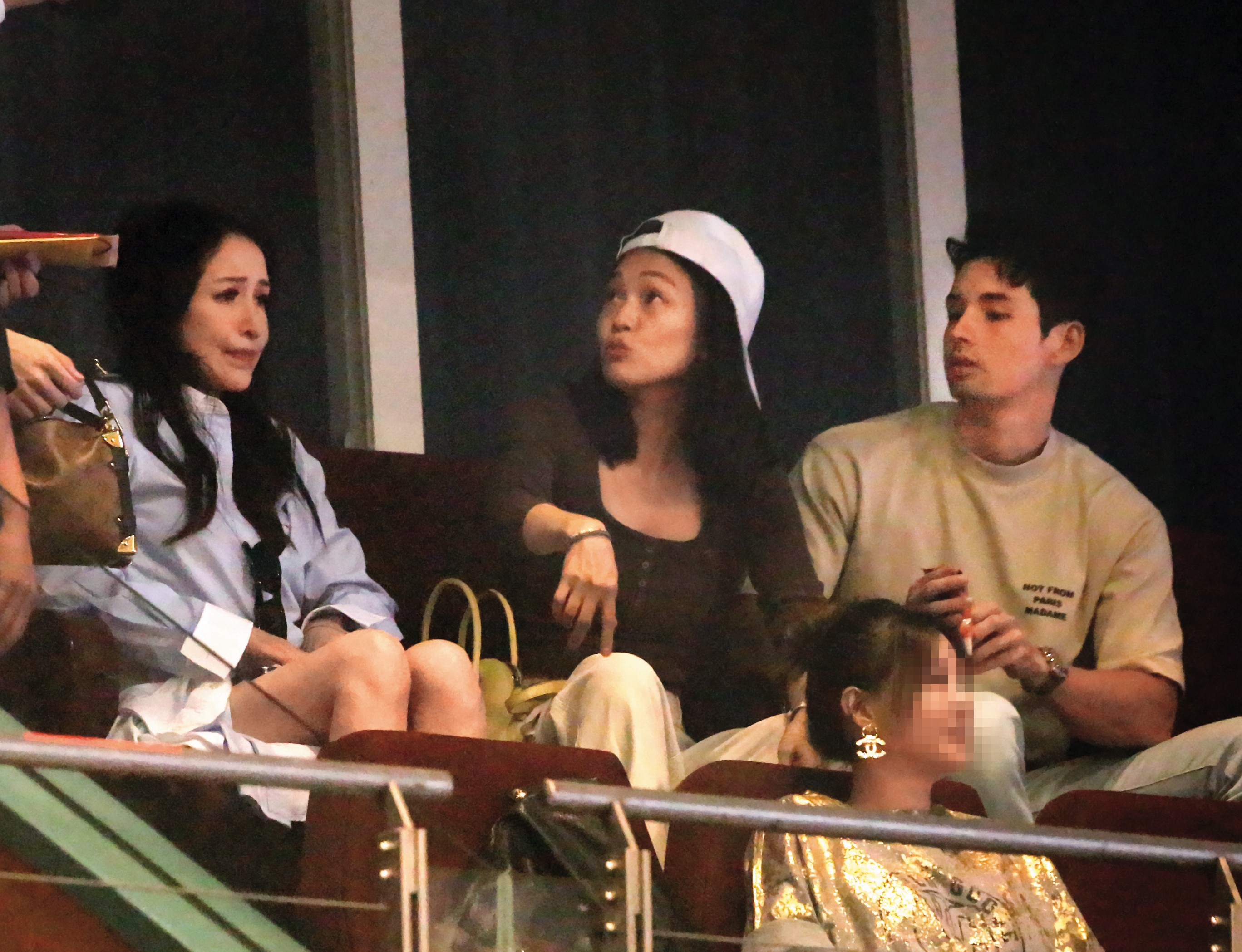 「ONE Leehom Wang 一個王力宏」台北小巨蛋演唱會上，蕭亞軒（後排左）與「東先生」（後排右）傳出花邊，但經紀人解釋對方僅是簽約藝人。