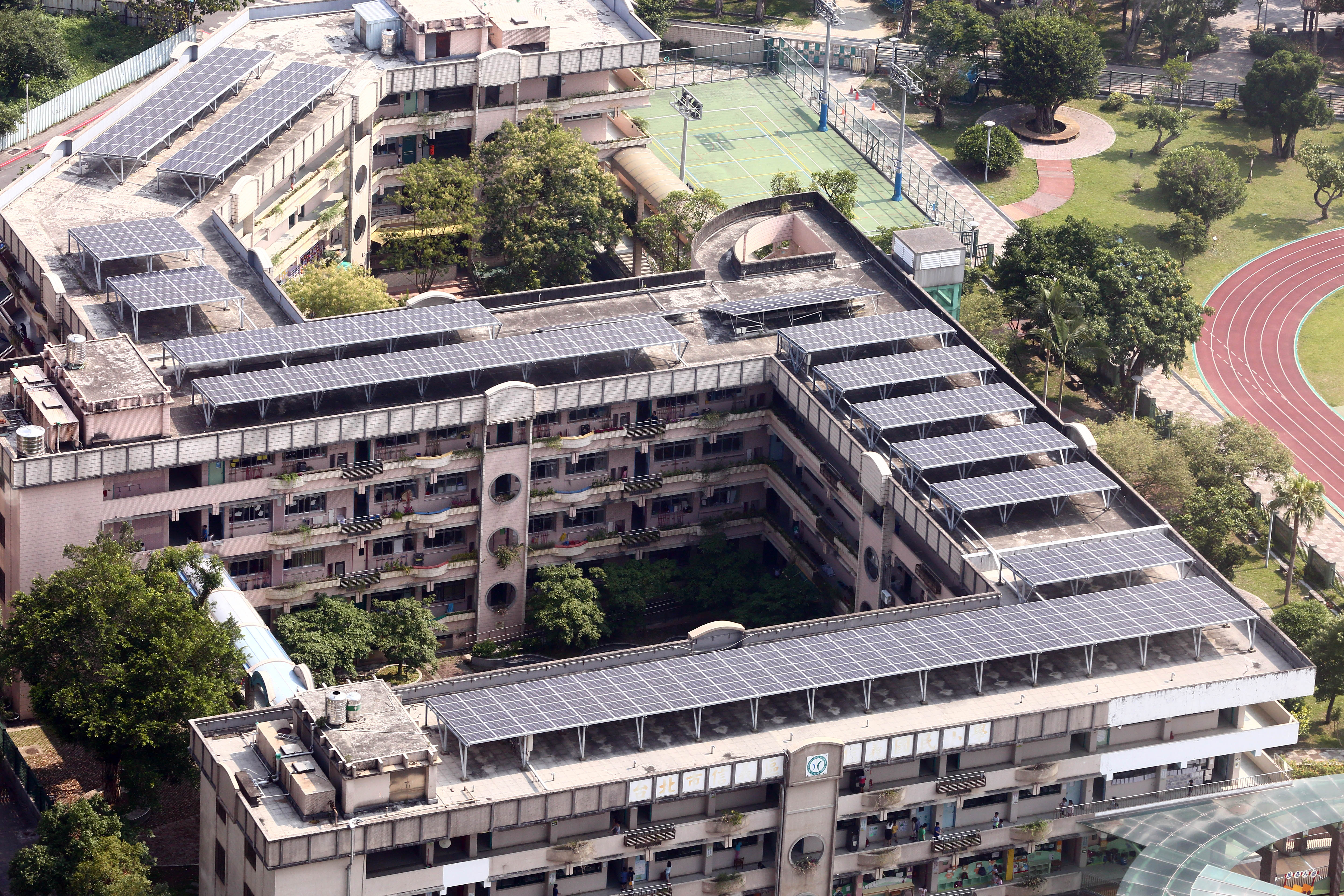 臺灣省不動產建築開發商業同業公會聯合會提出，建築光電新制配套應到位後再上路，並建議預留至少一年準備期。（本刊資料照）