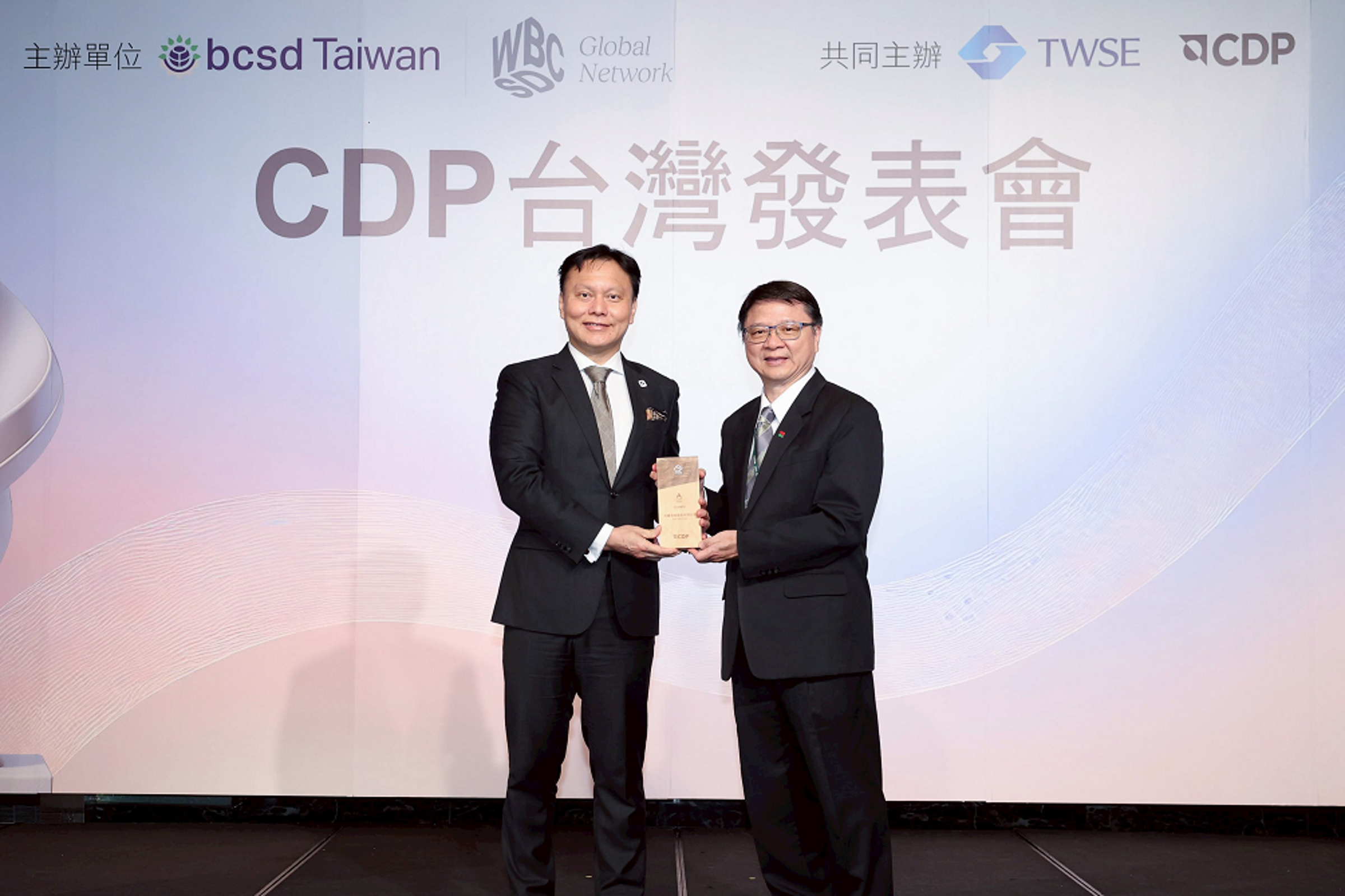 CDP與企業永續發展協會攜手臺灣證券交易所舉辦「CDP台灣發表會暨頒獎典禮」,獲得公開表揚信義房屋獲氣候項目最高A級評等,由信義房屋倫理長楊百川(右一)代表領獎。(信義房屋提供)