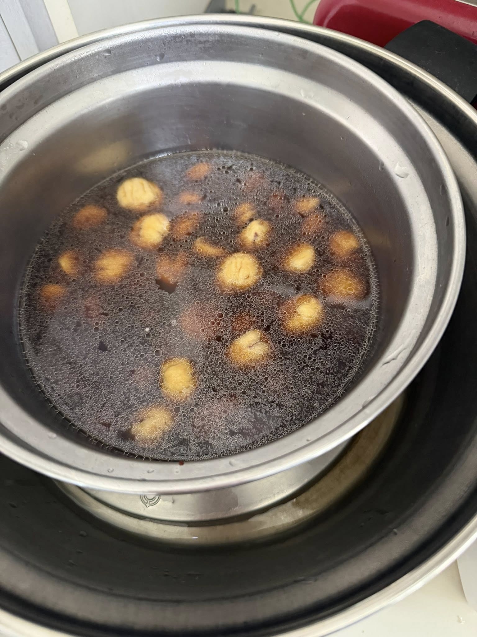 用滷汁在電鍋滷透栗子。