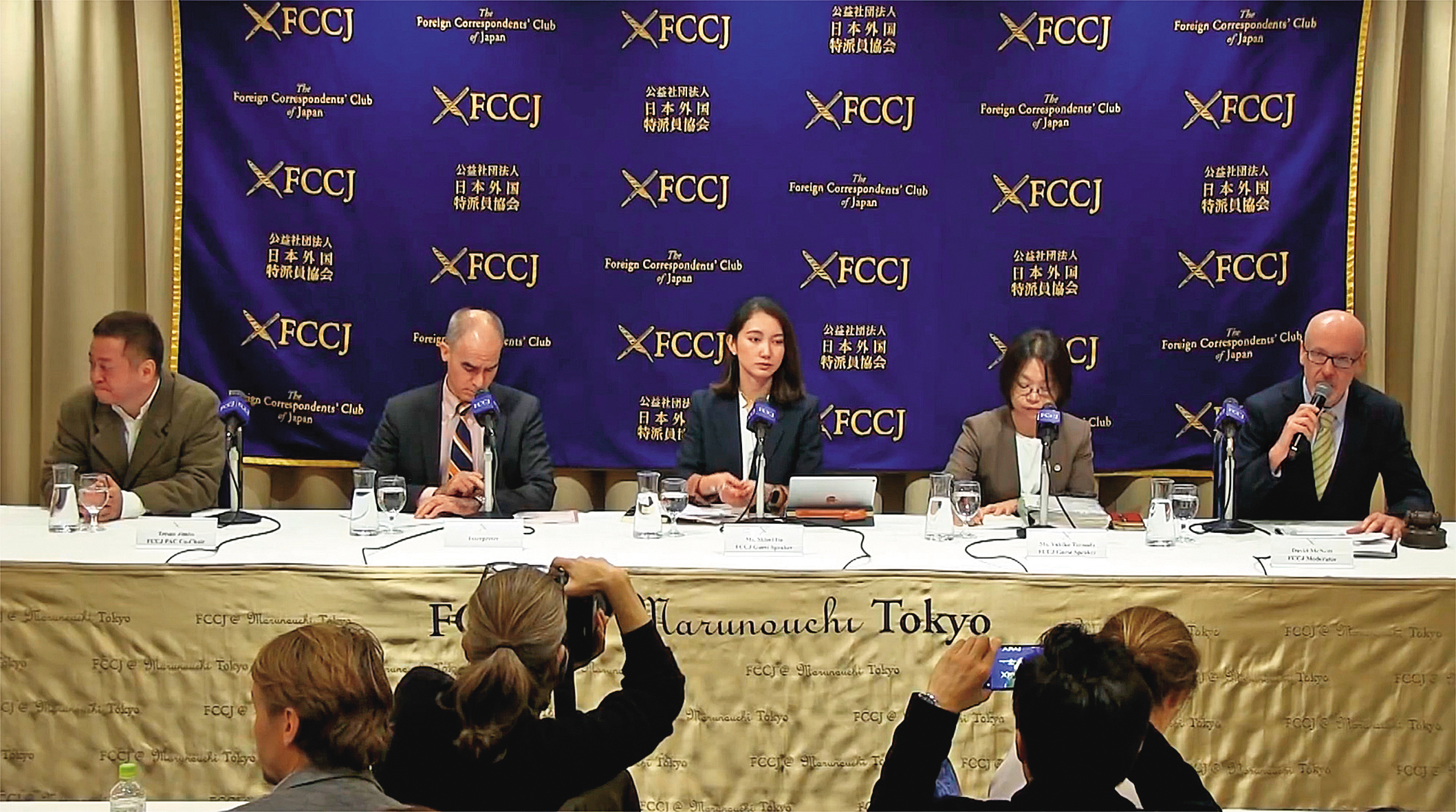 伊藤詩織（中）出席日本的外媒記者會，公開自己被性侵的遭遇。（翻攝自fccj.or.jp）