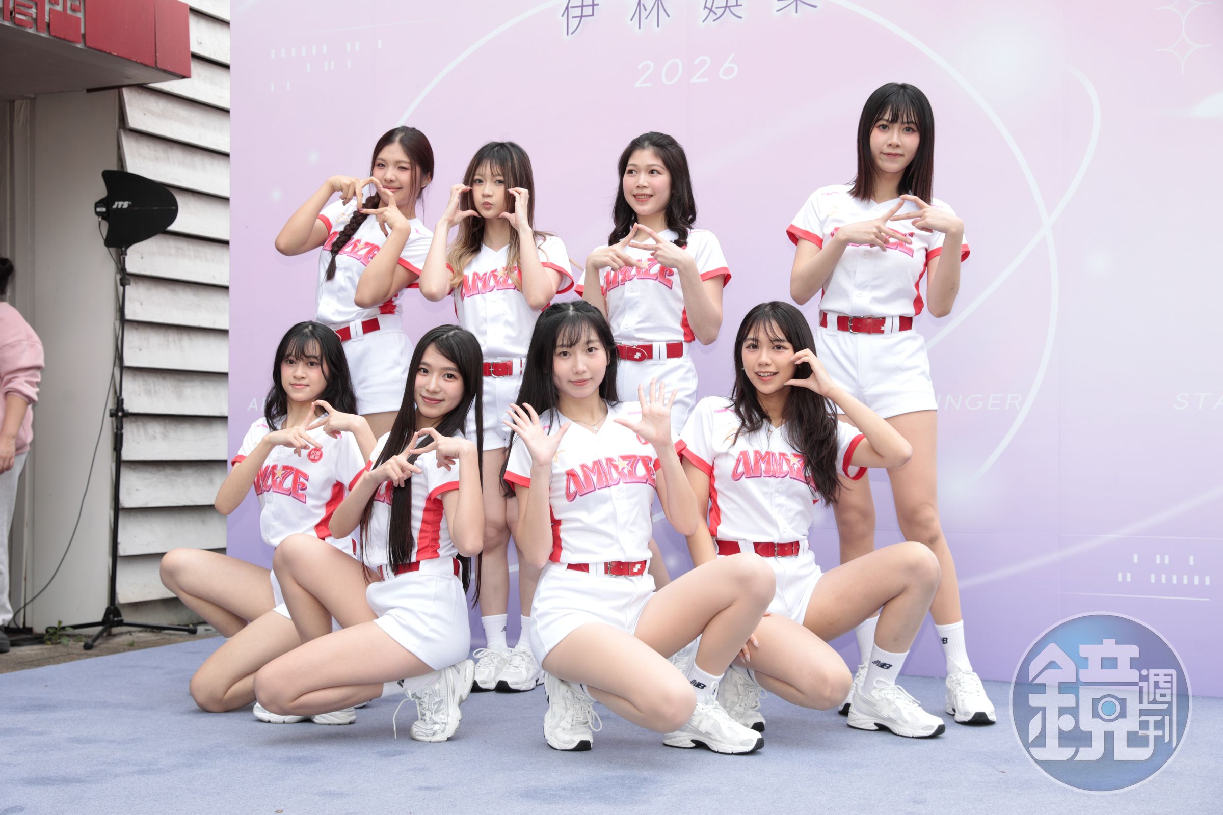 伊林娛樂專業培訓的啦啦隊「台灣運彩紅運少女」熱舞開場。