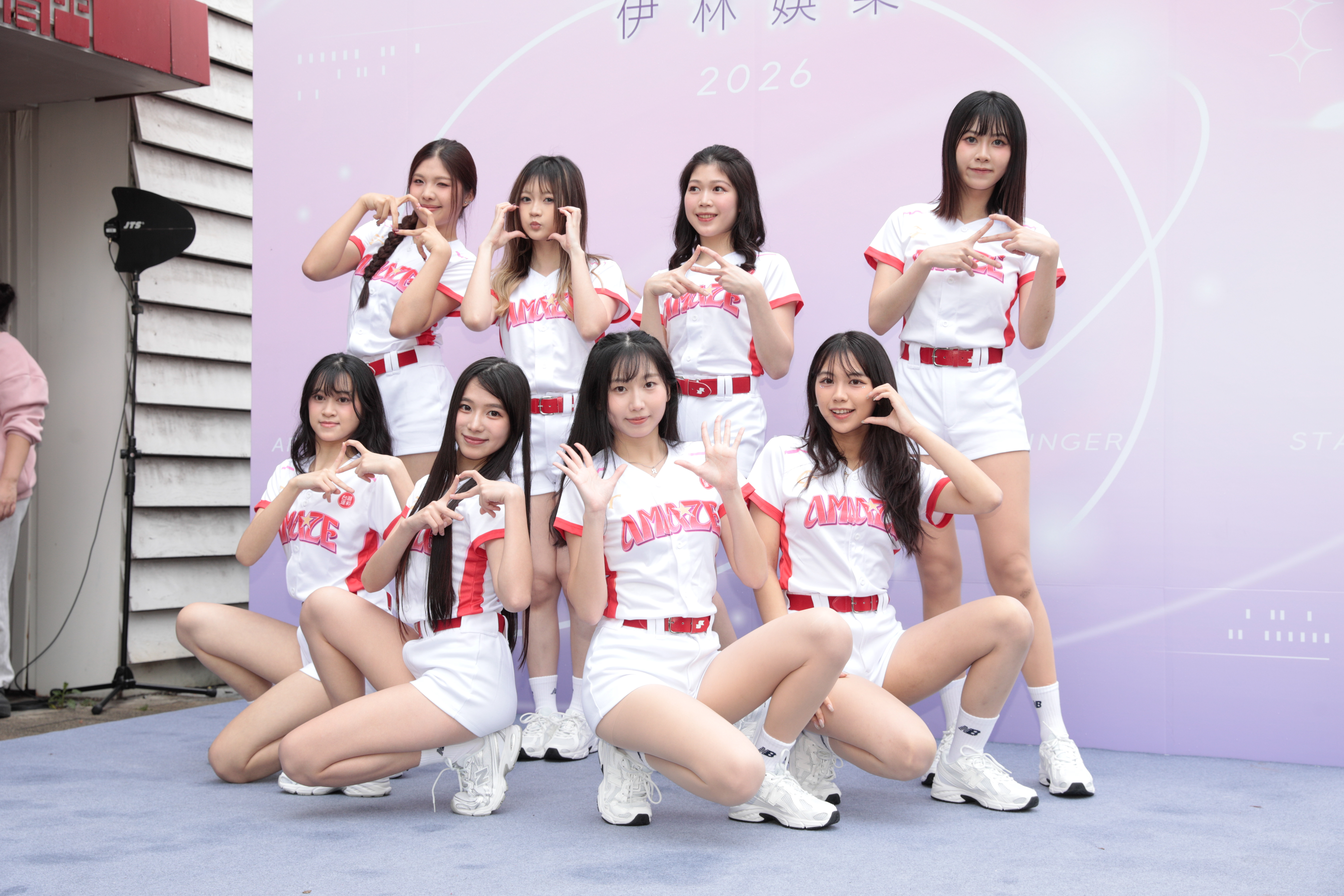 伊林娛樂專業培訓的啦啦隊「台灣運彩紅運少女」熱舞開場。