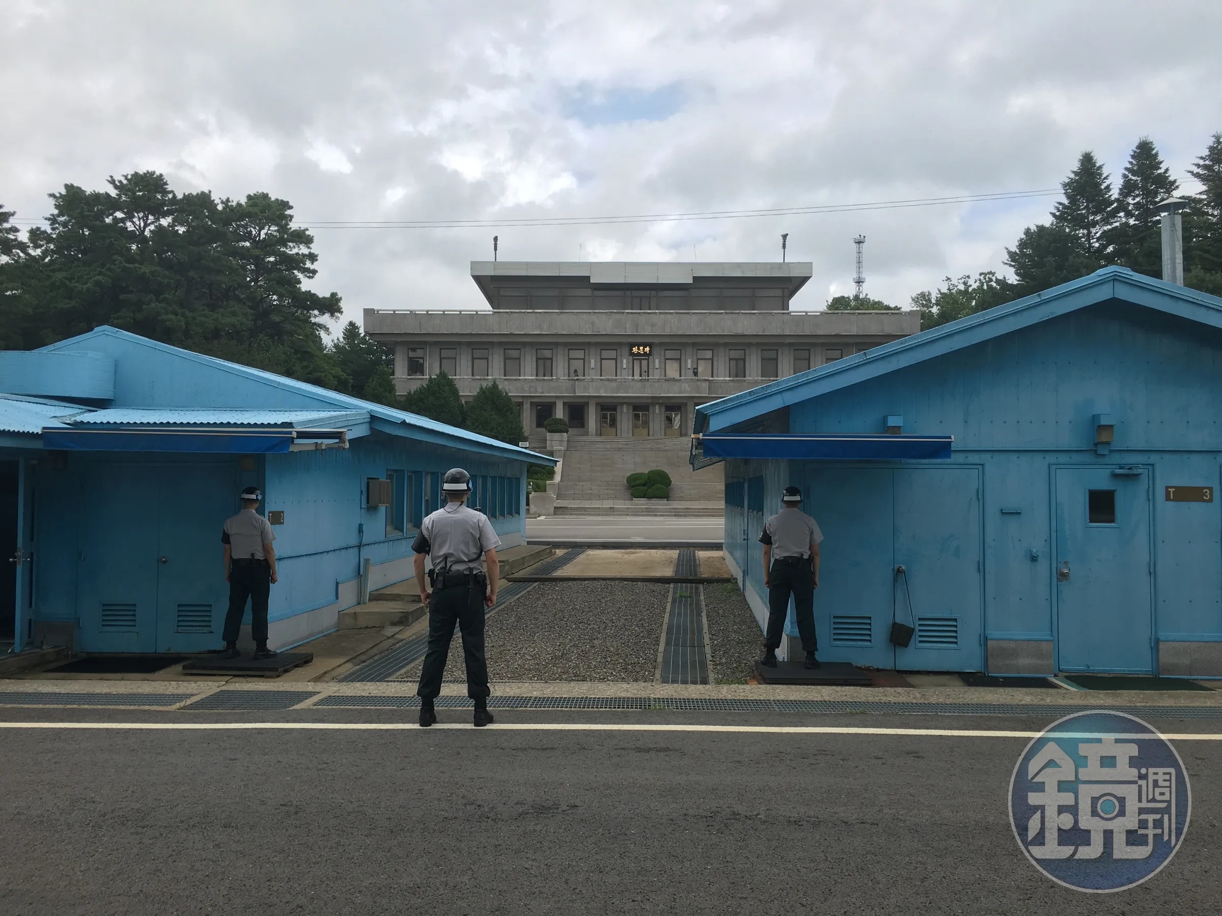 南韓擬撕毀《九一九軍事協議》，未來可望恢復在軍事分界線附近的軍事訓練；圖為板門店是南北韓交界處，僅供外國旅客遊覽，當地軍人都不能持有武器。（本刊資料照）