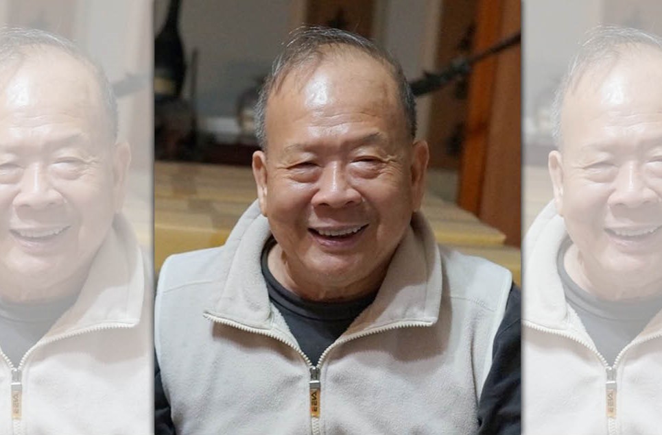 曾是庶民選戰幕後操盤手的許仁圖，出身貧困，17歲遭瓦斯爆炸重傷後考入台大，改寫命運；早年出版《鐘聲21響》一炮而紅，改編為電影後廣受好評。（侯亞寧提供）