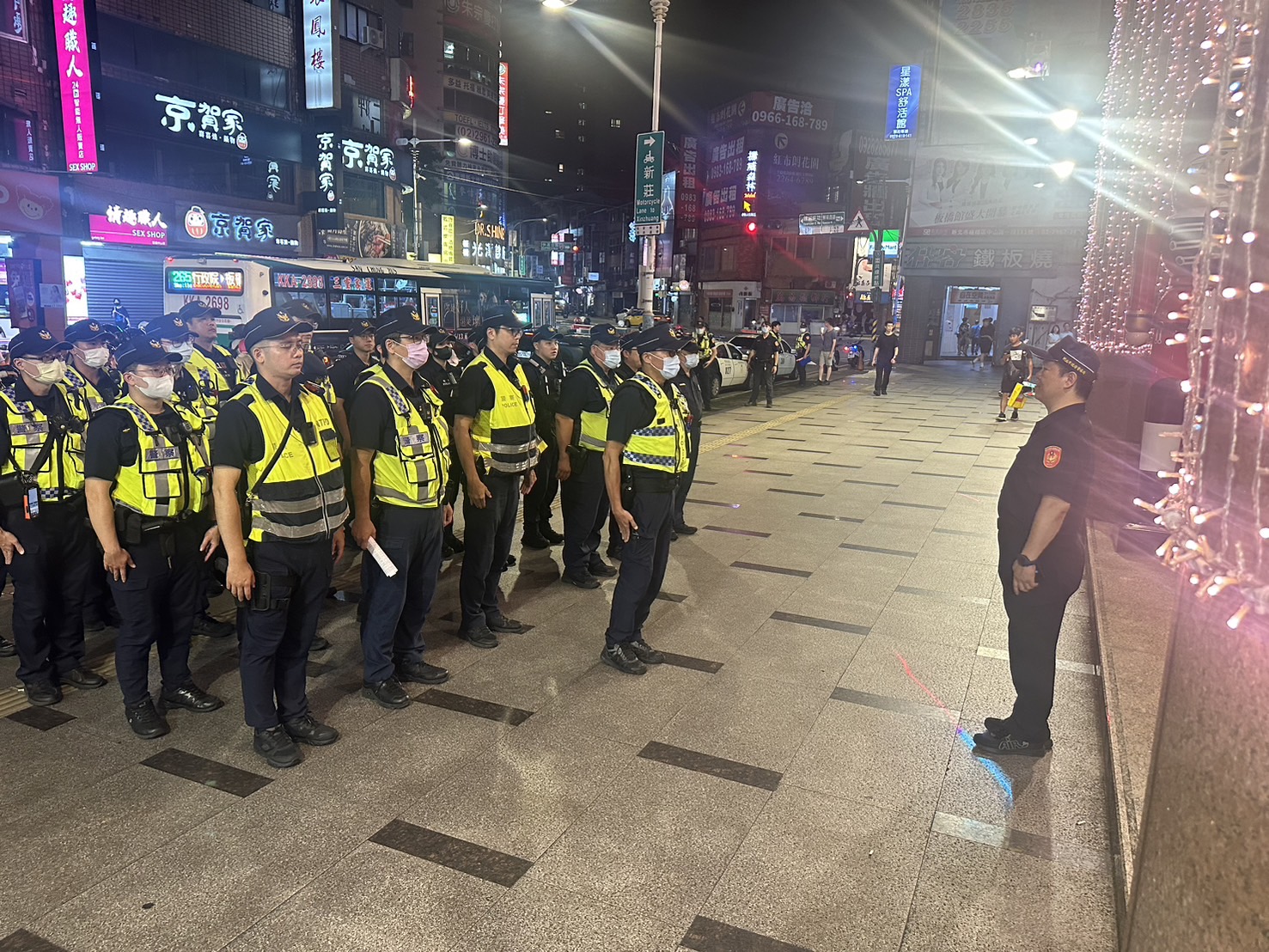 警方針對暑期重點營業場所進行檢查，落實青春專案保護目標。（新北市警局提供）