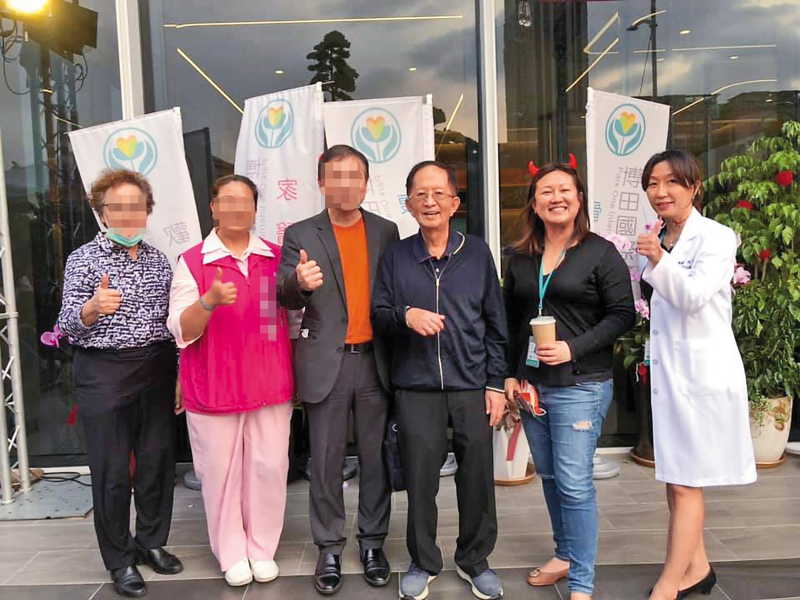 阮蘭婷（右1）與堂妹阮馨嬅（右2）原本關係不錯，如今卻撕破臉。（翻攝博田醫院臉書）