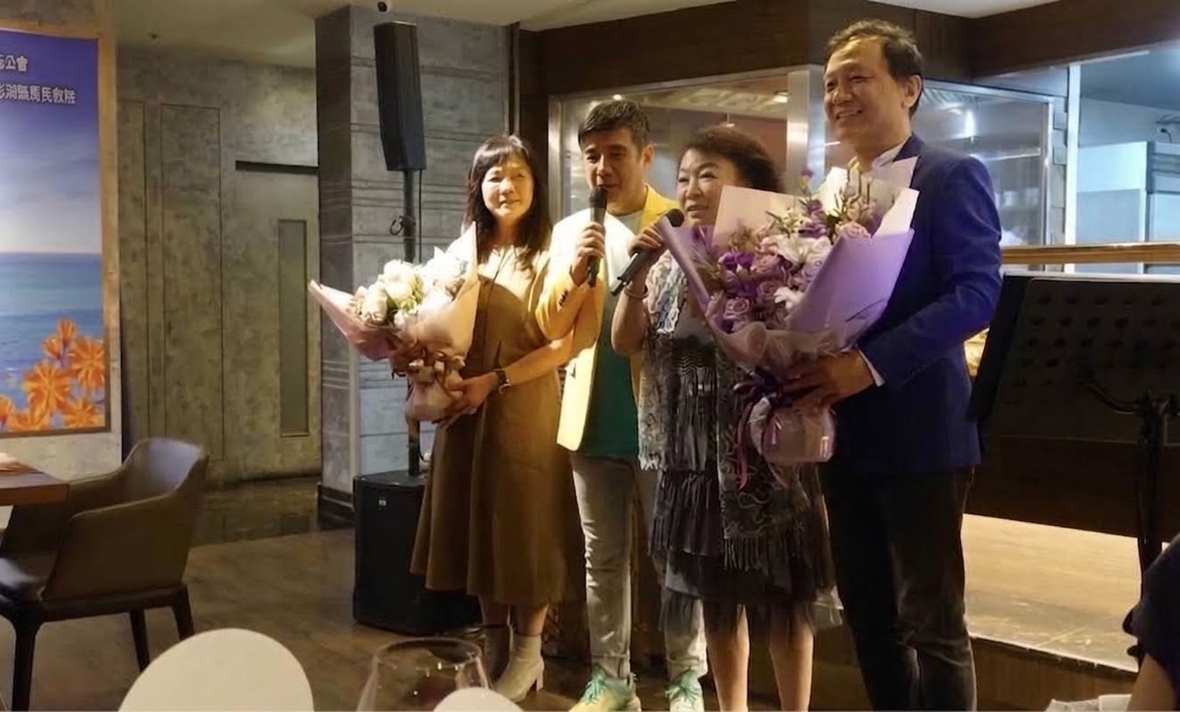 葉佳修(左二)和張琴(右二)獻花給全國建築師公會理事長崔懋森夫婦。(全國建築師公會提供)