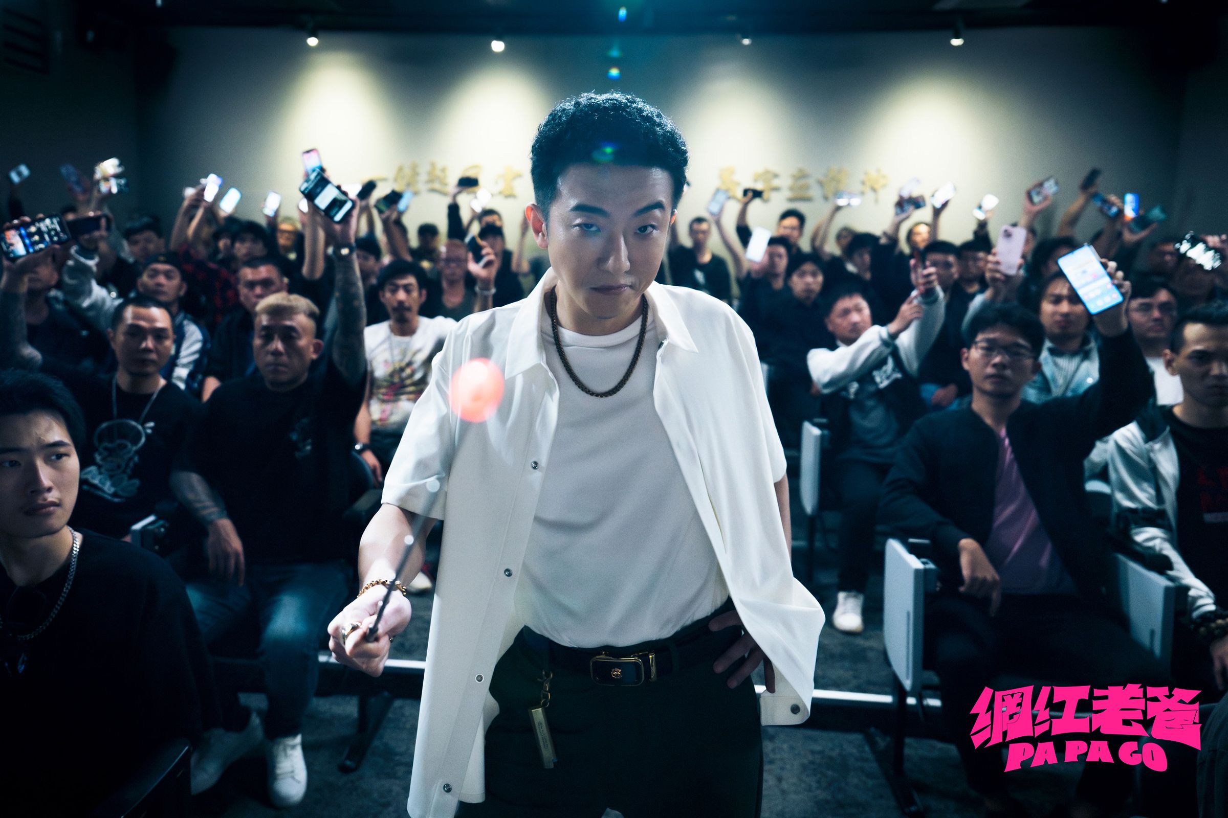張懷秋飾演王識賢得力助手「昌仔」，為電影剪了個Ｑ毛造型，片中也有不少搞笑戲分。（曼尼娛樂提供）