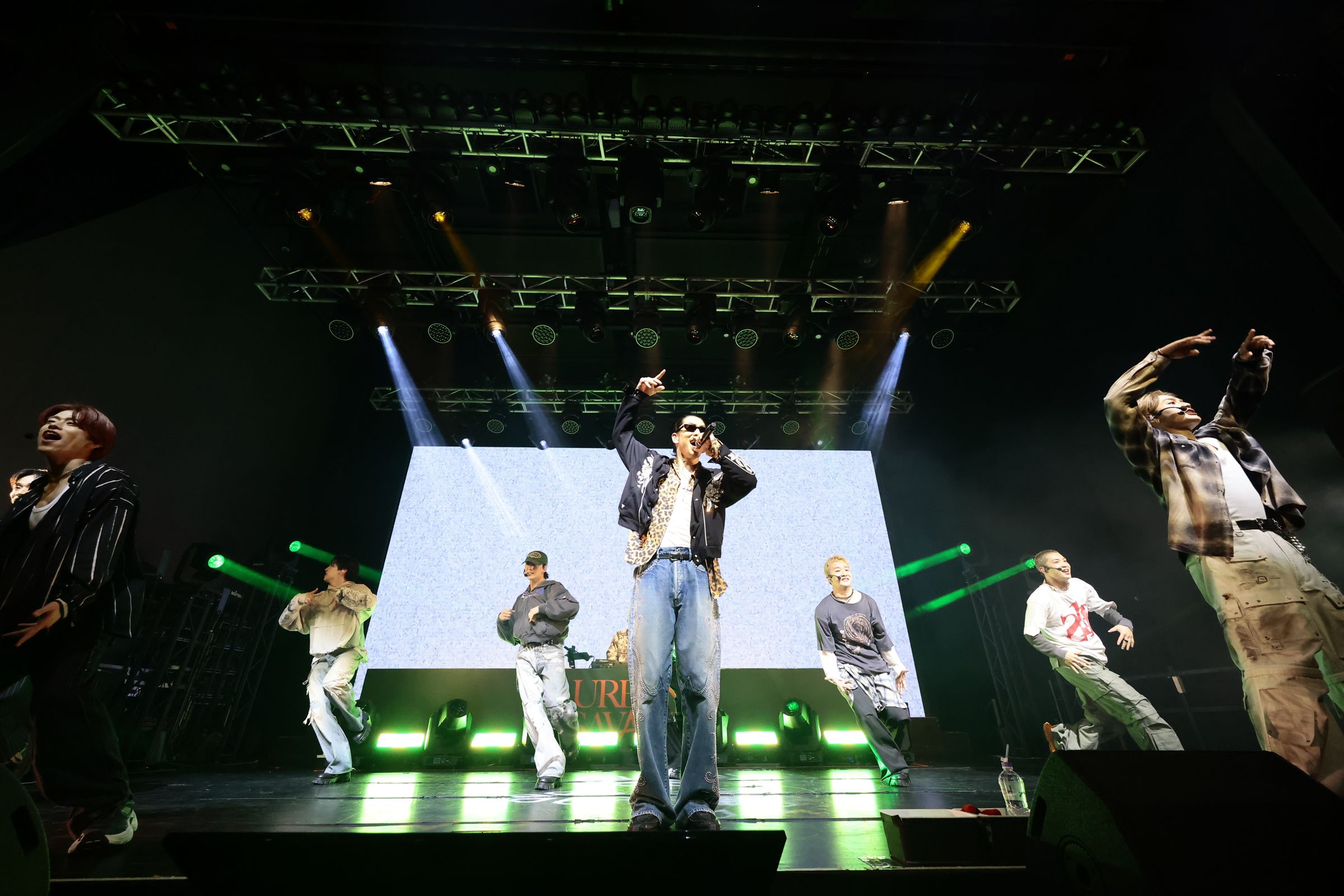 AKIRA與THE JET BOY BANGERZ（TJBB）成員同台演出，展現LDH前後輩之間的深厚情誼。（LDH 愛夢悅提供）