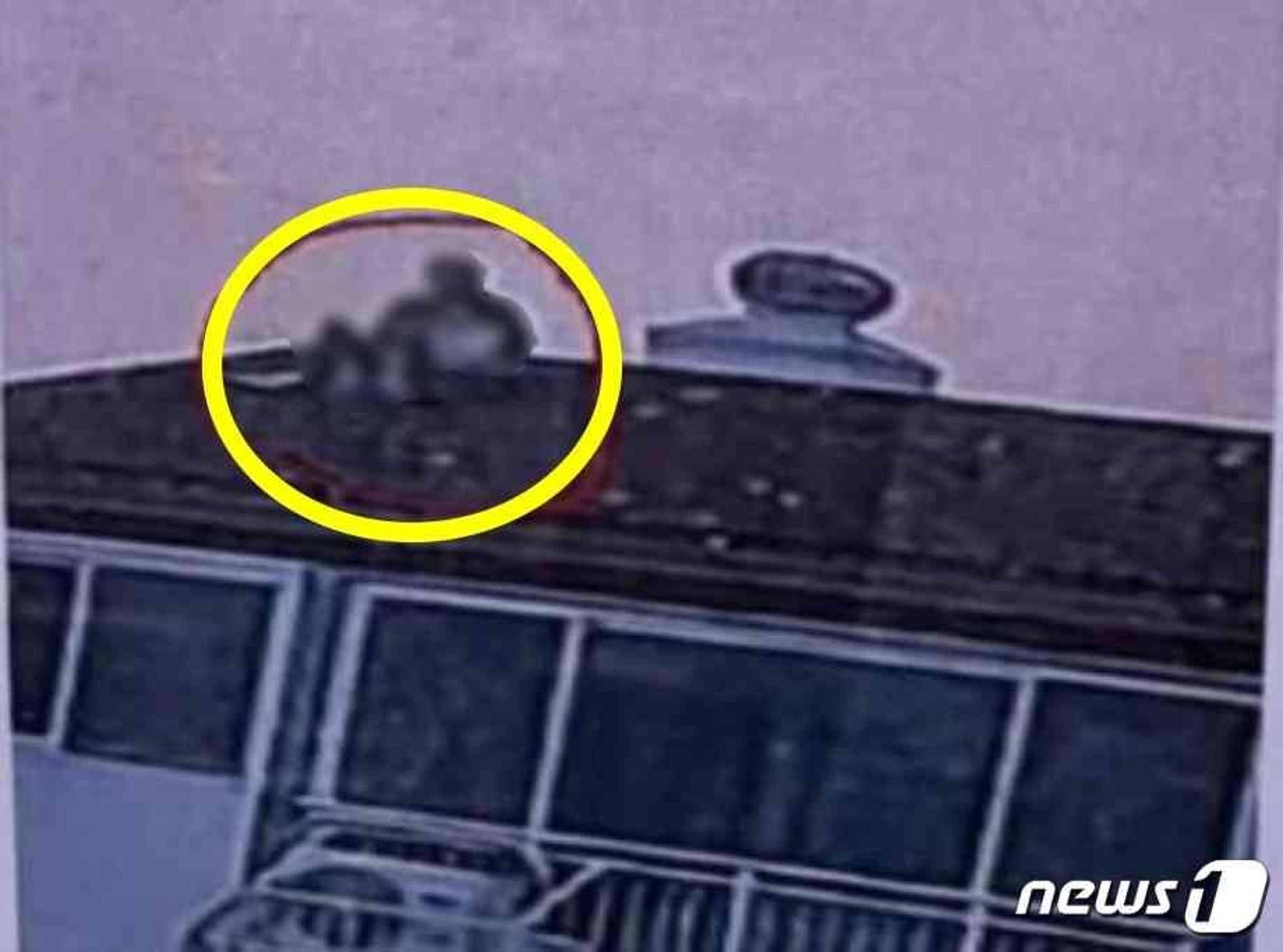 這對情侶只要一個不小心,就有可能墜樓慘死。(翻自《NEWS 1》)