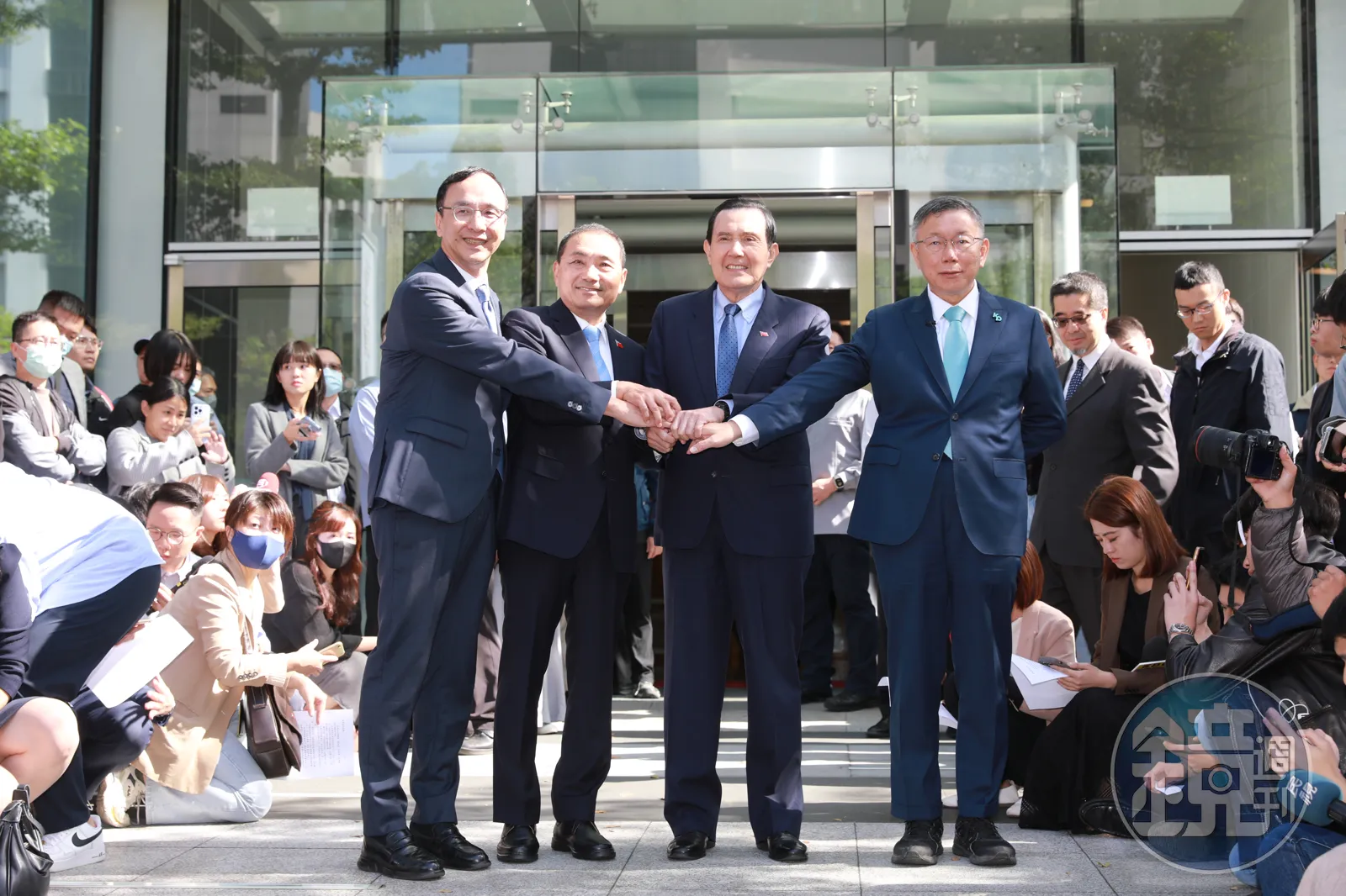 藍白兩黨原決議今以民調決定正副總統人選,然經民調專家會議未達成共識,導致藍白合瀕臨破局。