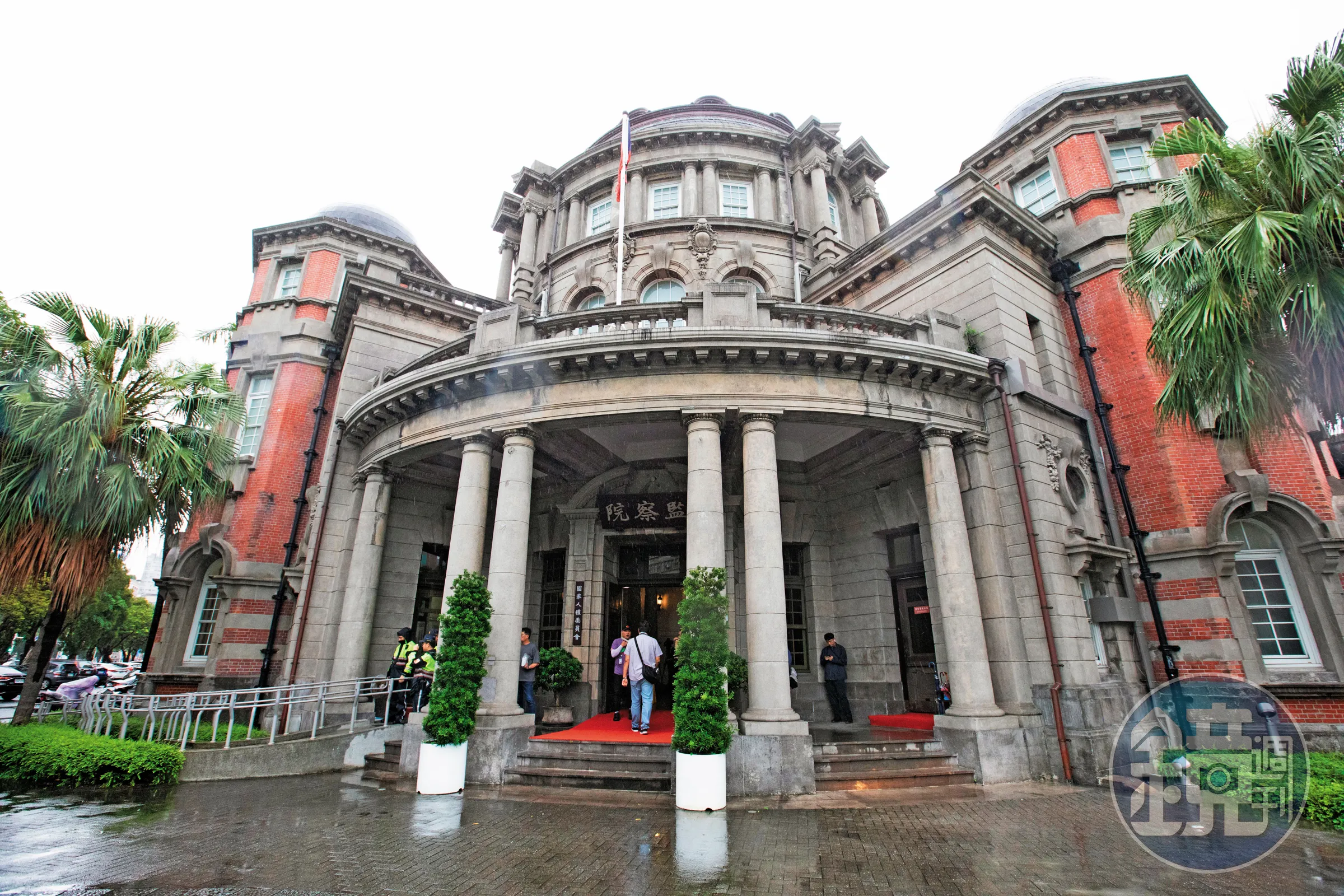 監察院副院長李鴻鈞在五院會商當天大吐苦水，提到監院去年已因預算被砍、為節約電費電梯只敢開一台，今年又遭在野黨大砍預算。（本刊資料照）