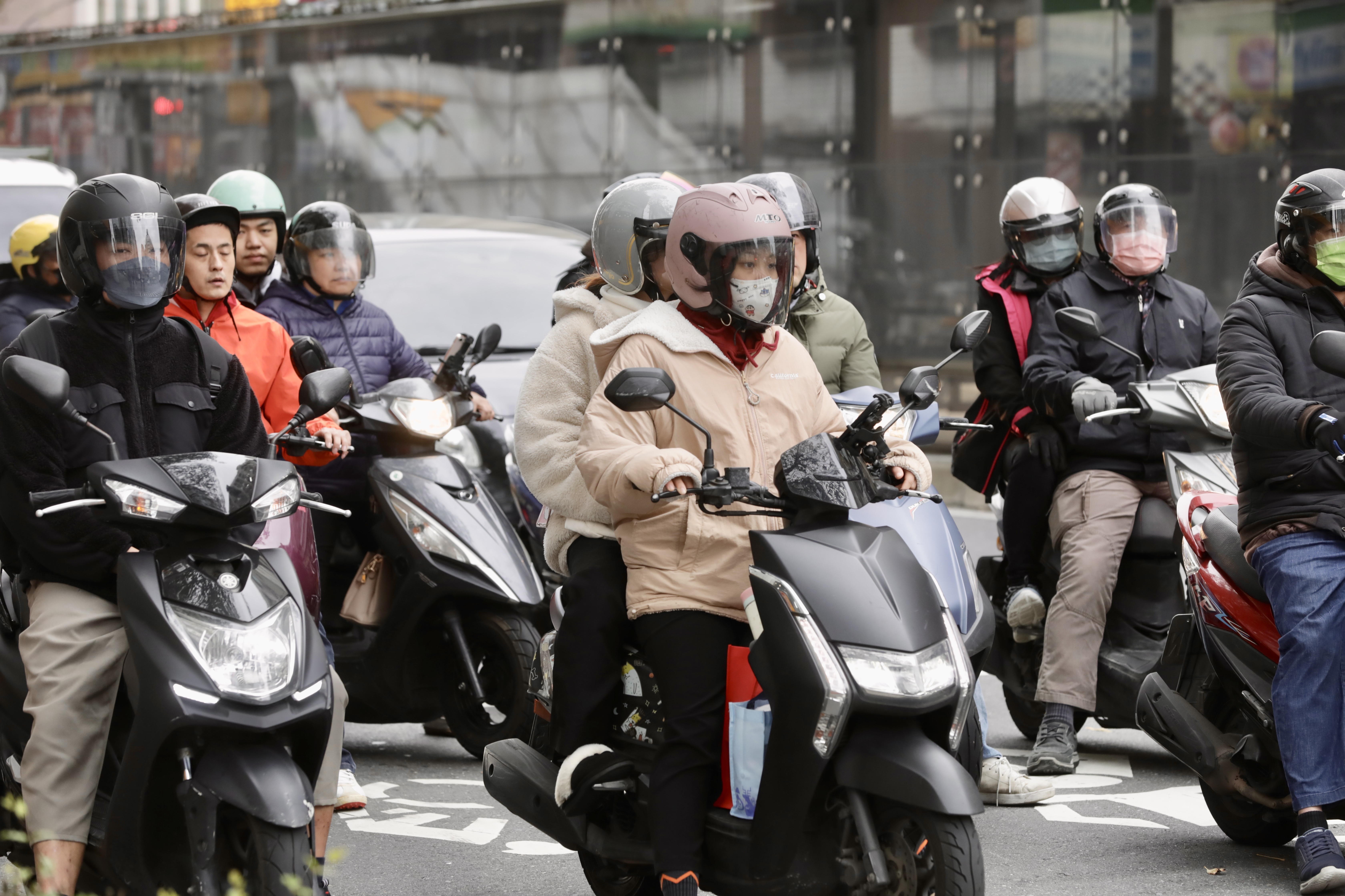 氣象專家吳德榮指出，下週一至四高壓籠罩因「輻射冷卻」加成，清晨及夜間更有觸及「寒流」標準。（本刊資料照）