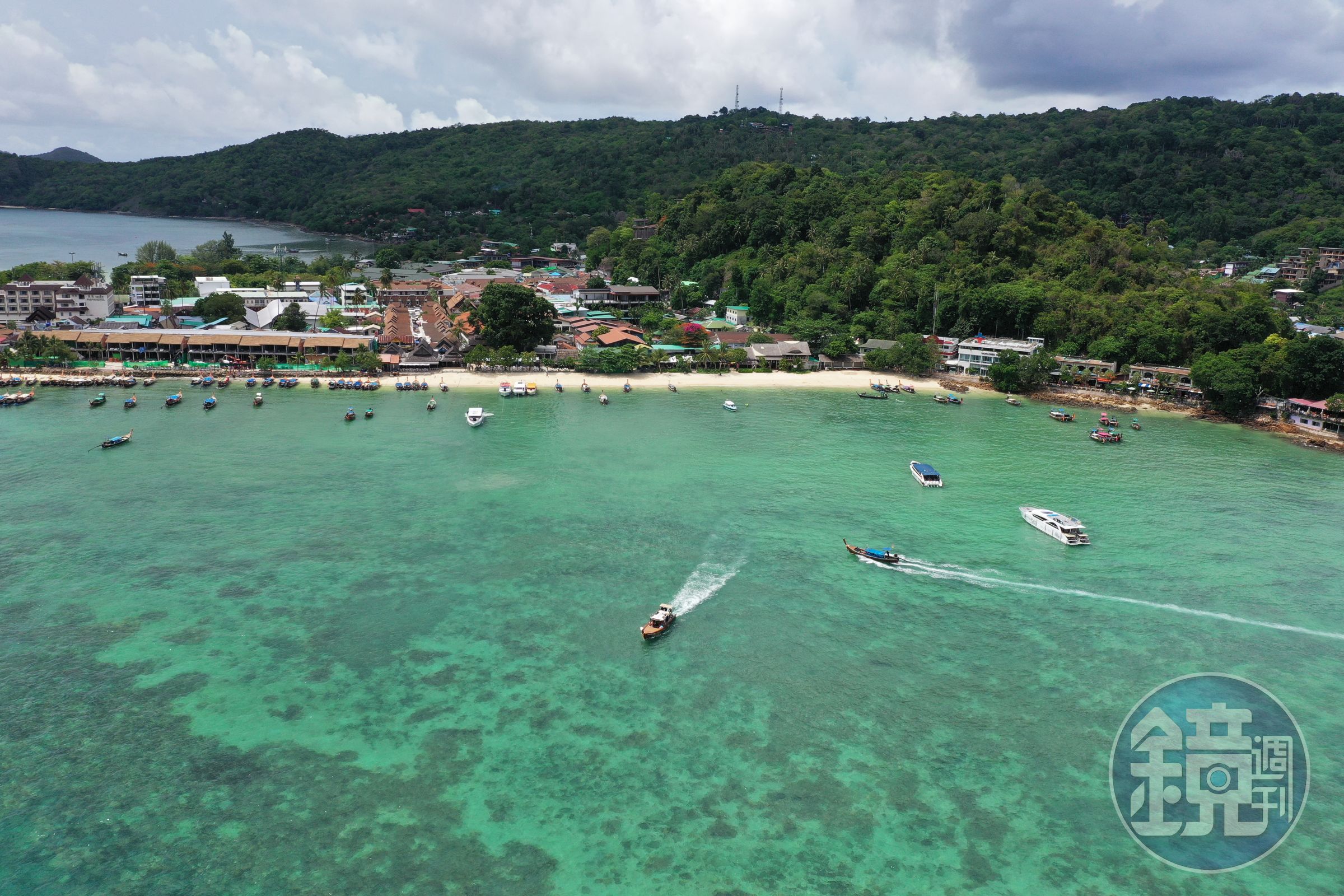 皮皮島（Phi Phi Island）是由北部的大皮皮島、南部的小皮皮島及周圍四座小島所組成的群島，在1983年被訂為泰國國家公園。