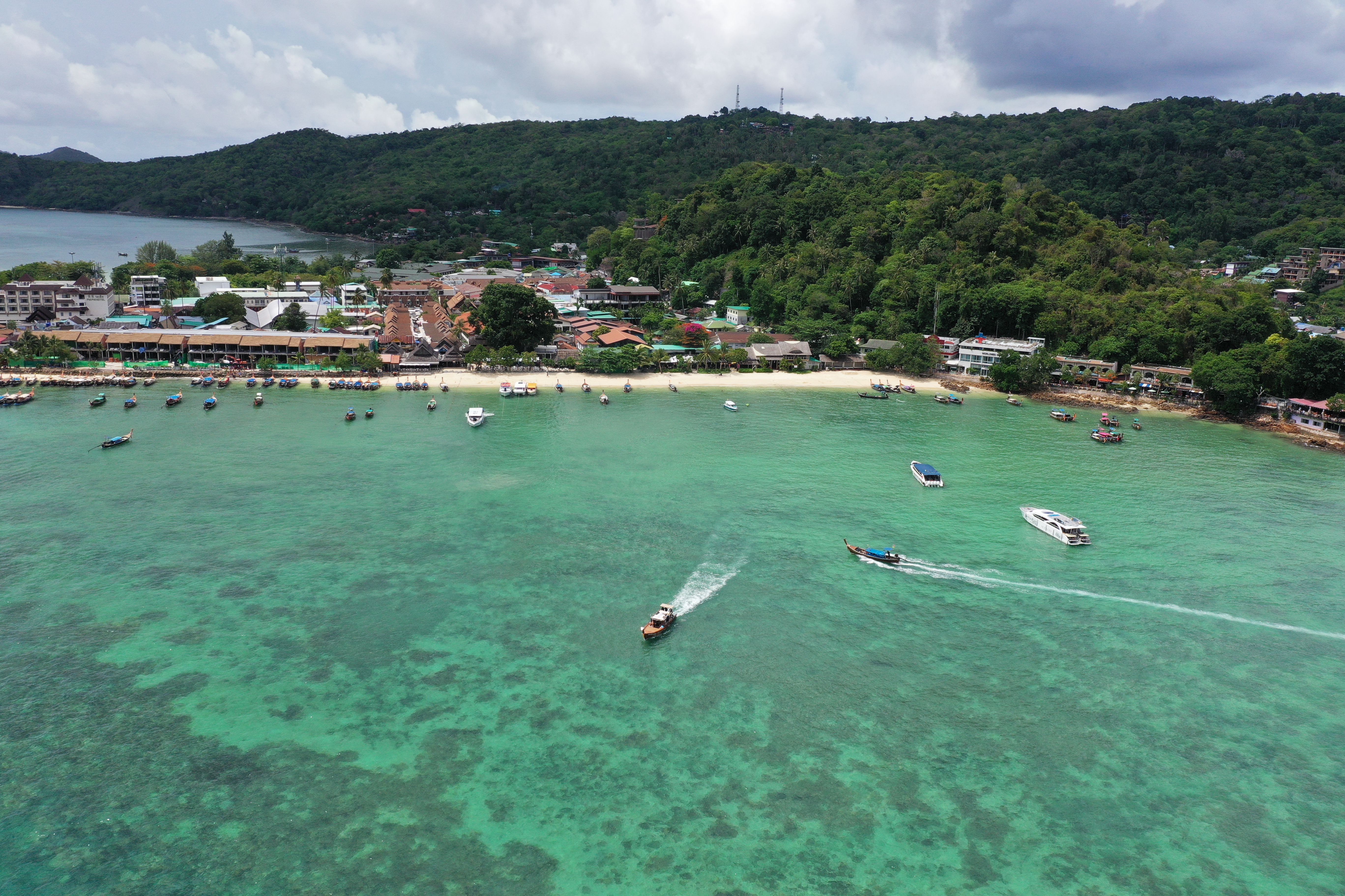 皮皮島（Phi Phi Island）是由北部的大皮皮島、南部的小皮皮島及周圍四座小島所組成的群島，在1983年被訂為泰國國家公園。