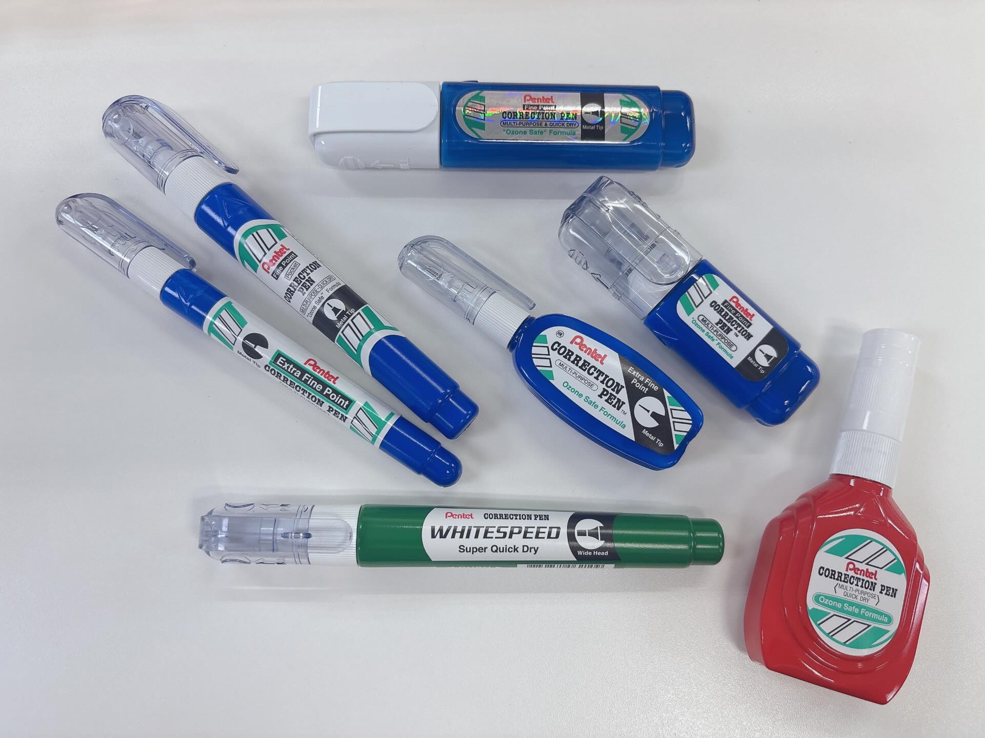 紅色代表「不想說」、藍的憂鬱？立可白包裝差異引爆話題，網瘋猜真相曝光。（ 翻攝自Threads @Pentel (Hong Kong)）