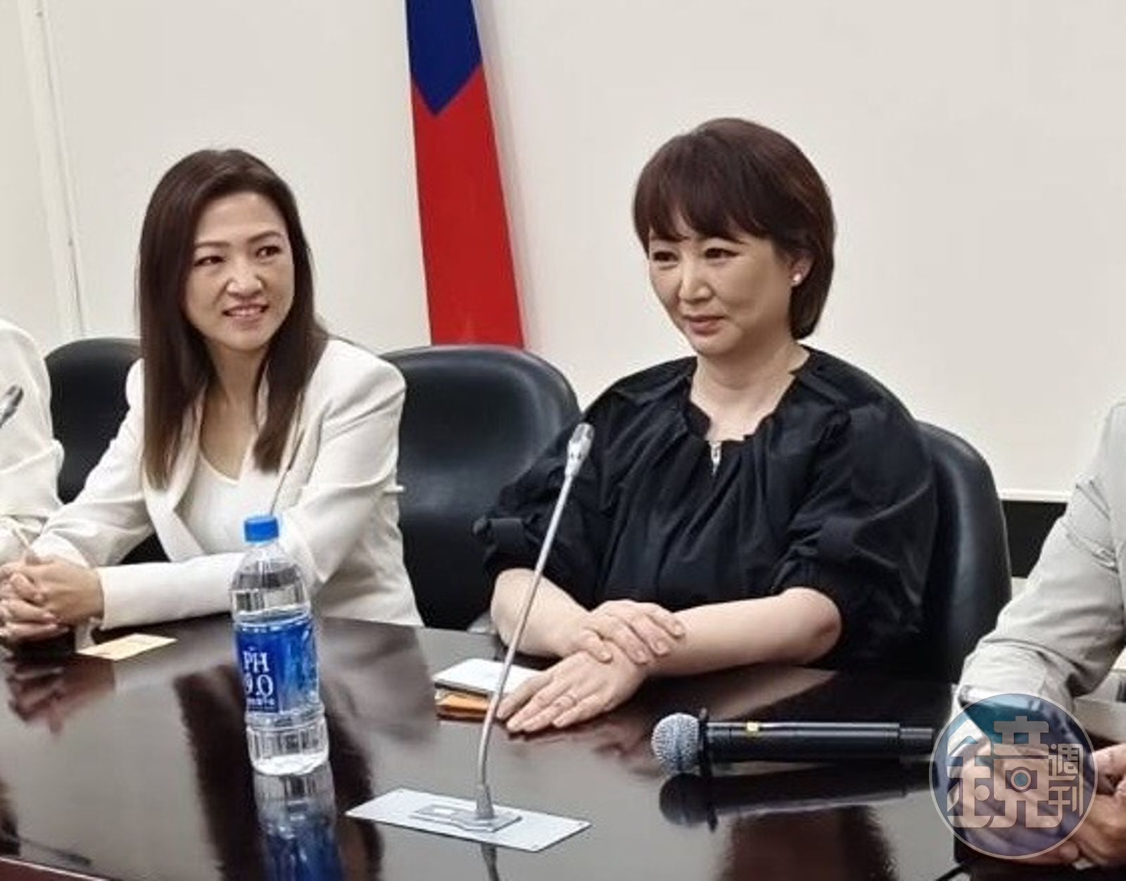 郁方和岳啟儒等人針對社工體制漏洞提出改革，臉上掛著笑容，心情看來相當愉快。（讀者提供）