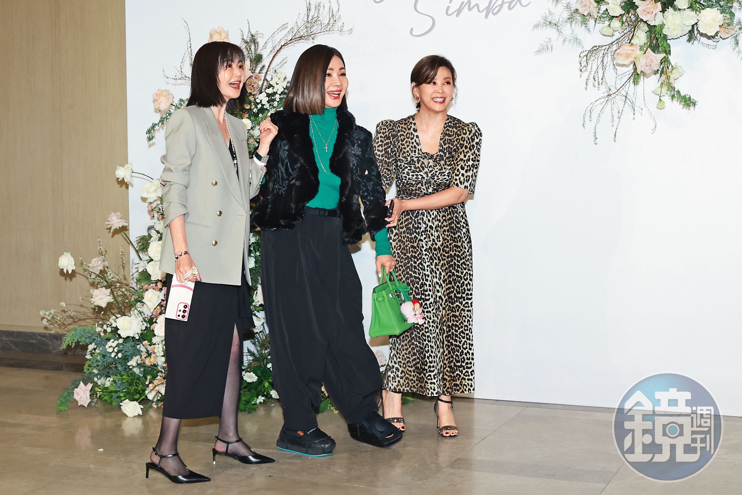 陳美鳳（中）在簡沛恩（左）、方馨（右）攙扶下進場。這就是傳說中的「扶老太太」累積福報嗎？（被美鳳姐斜眼瞪）
