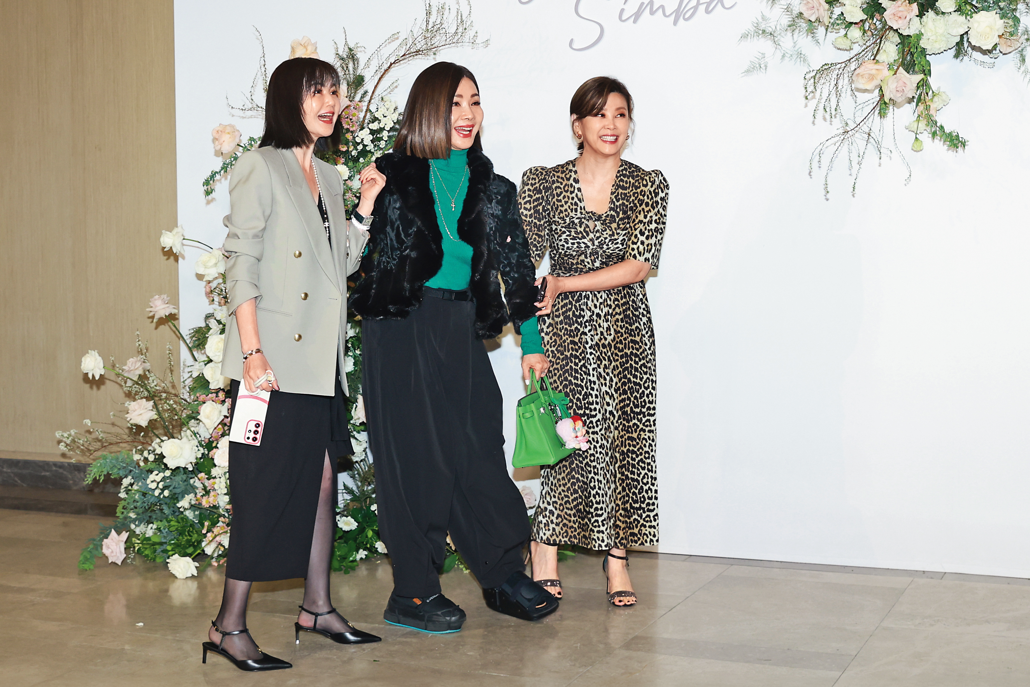 陳美鳳（中）在簡沛恩（左）、方馨（右）攙扶下進場。這就是傳說中的「扶老太太」累積福報嗎？（被美鳳姐斜眼瞪）