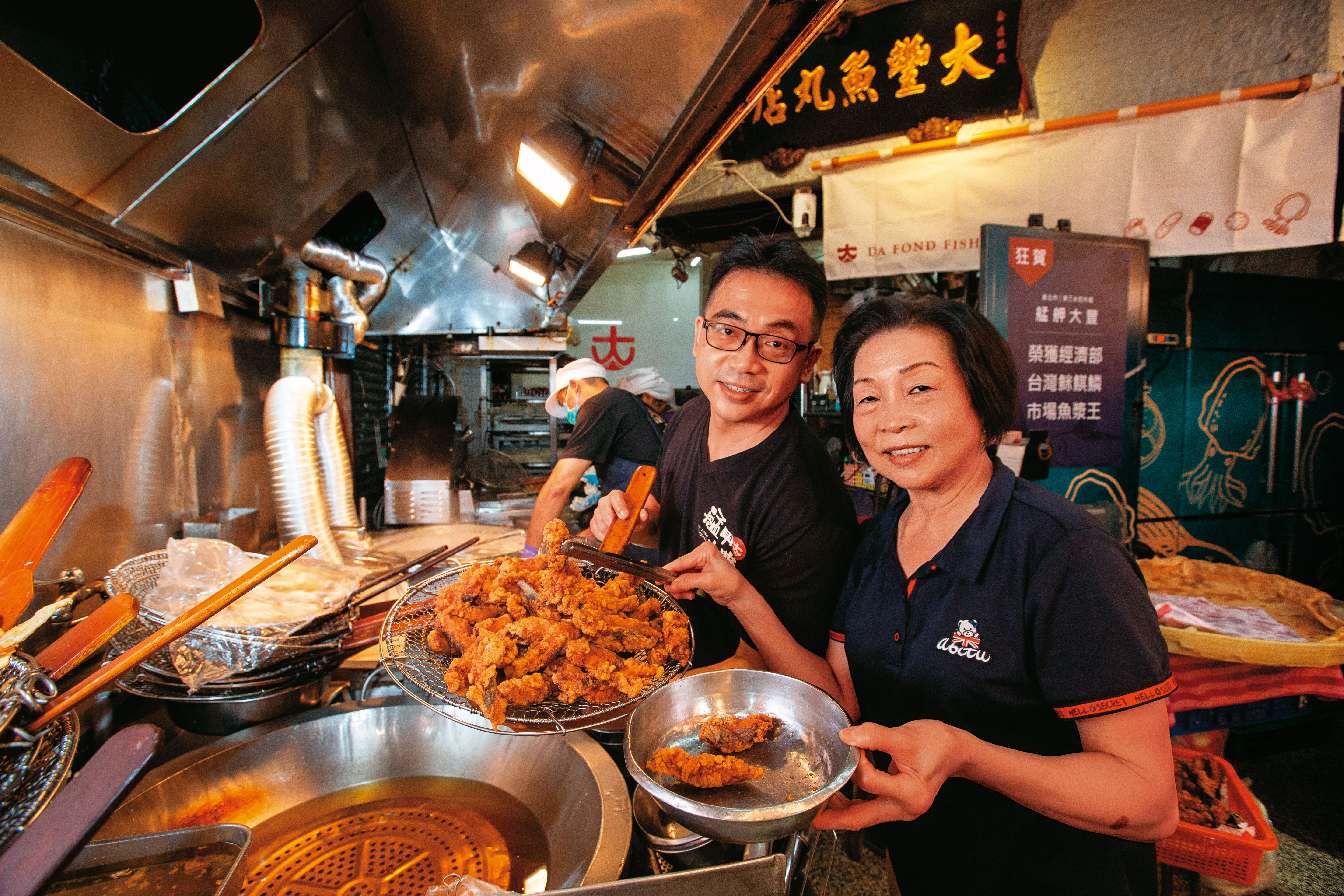鄭曾豔鳳（右）在先生過世後，與兒子鄭靖騰（左）合力升級艋舺大豐，讓66年魚丸老店多了年輕客群。