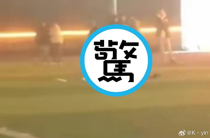 中國大學生超豪放！操場活春宮引全校瘋狂圍觀，校方：報名季到了。（翻自微博）