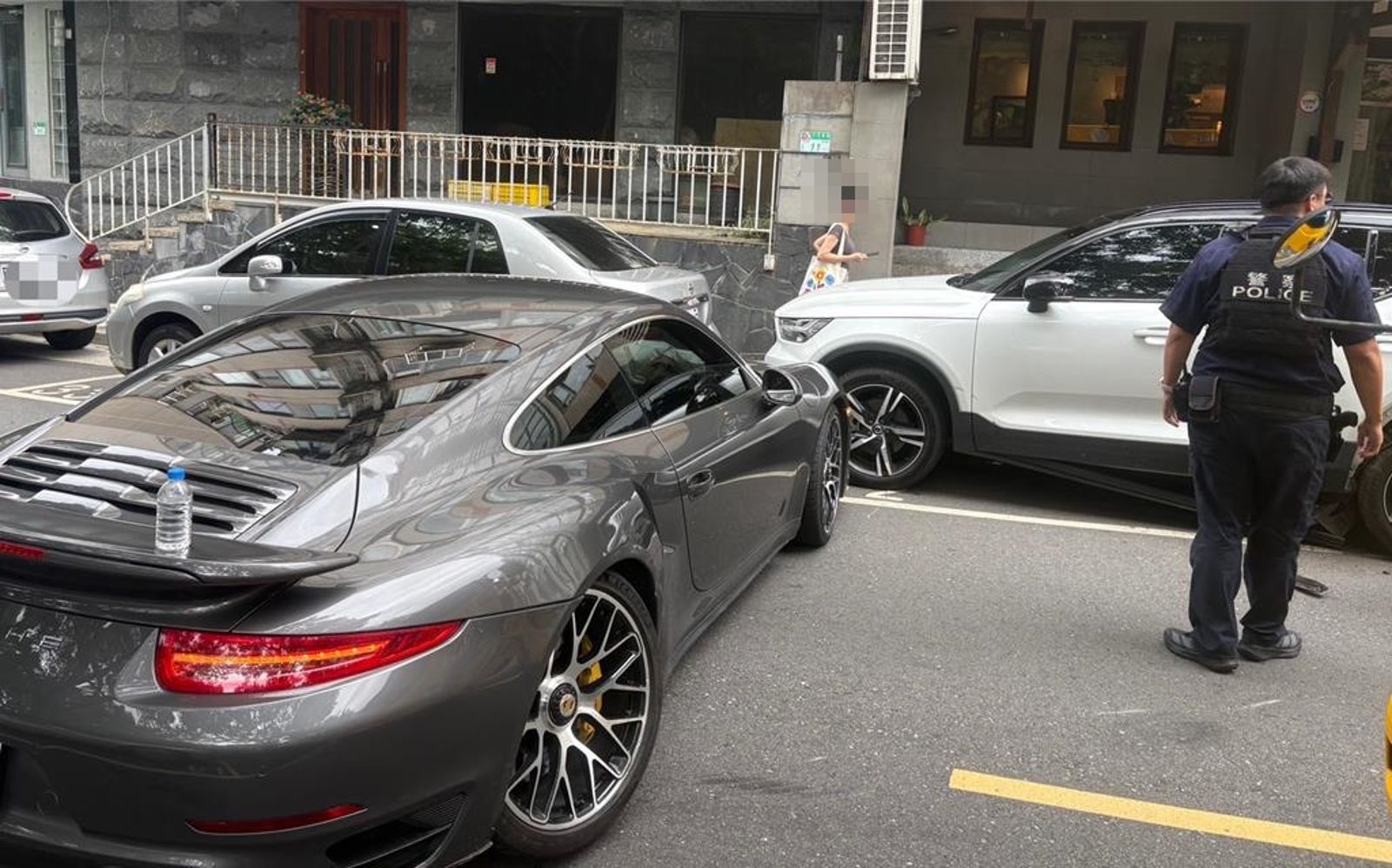 70多歲的周姓男子駕駛1輛身價不菲的保時捷911 Turbo S跑車,疑因精神恍惚未注意車前狀況,失控擦撞停2部自小客車。(翻攝畫面)