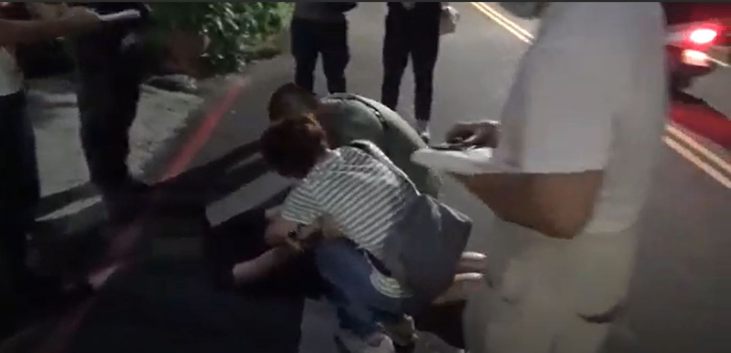 警方壓制邱姓運毒共犯。（刑事局提供）
