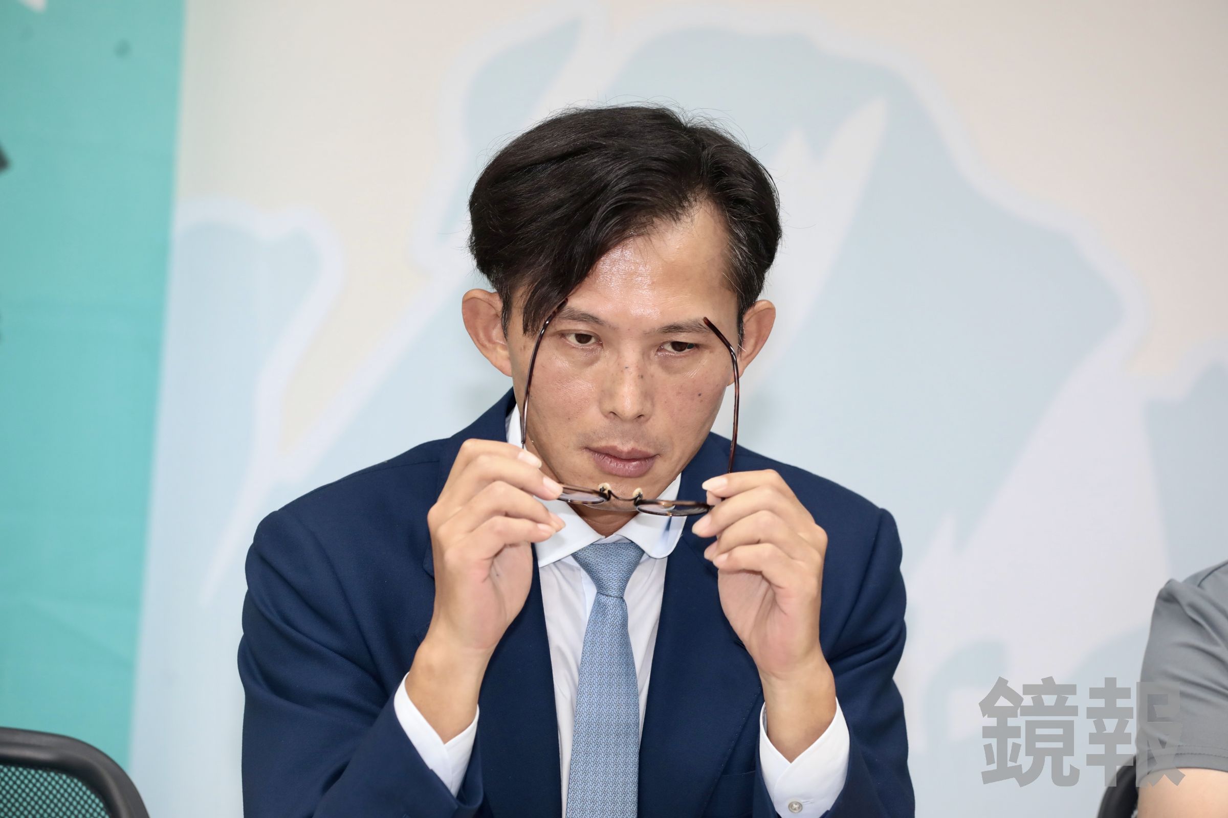 三立節目主持人李正皓爆料,陳申青在會議中向大股東台鋼承認,《菱傳媒》多數獨家跟拍內容來自黃國昌。(鏡報林煒凱)