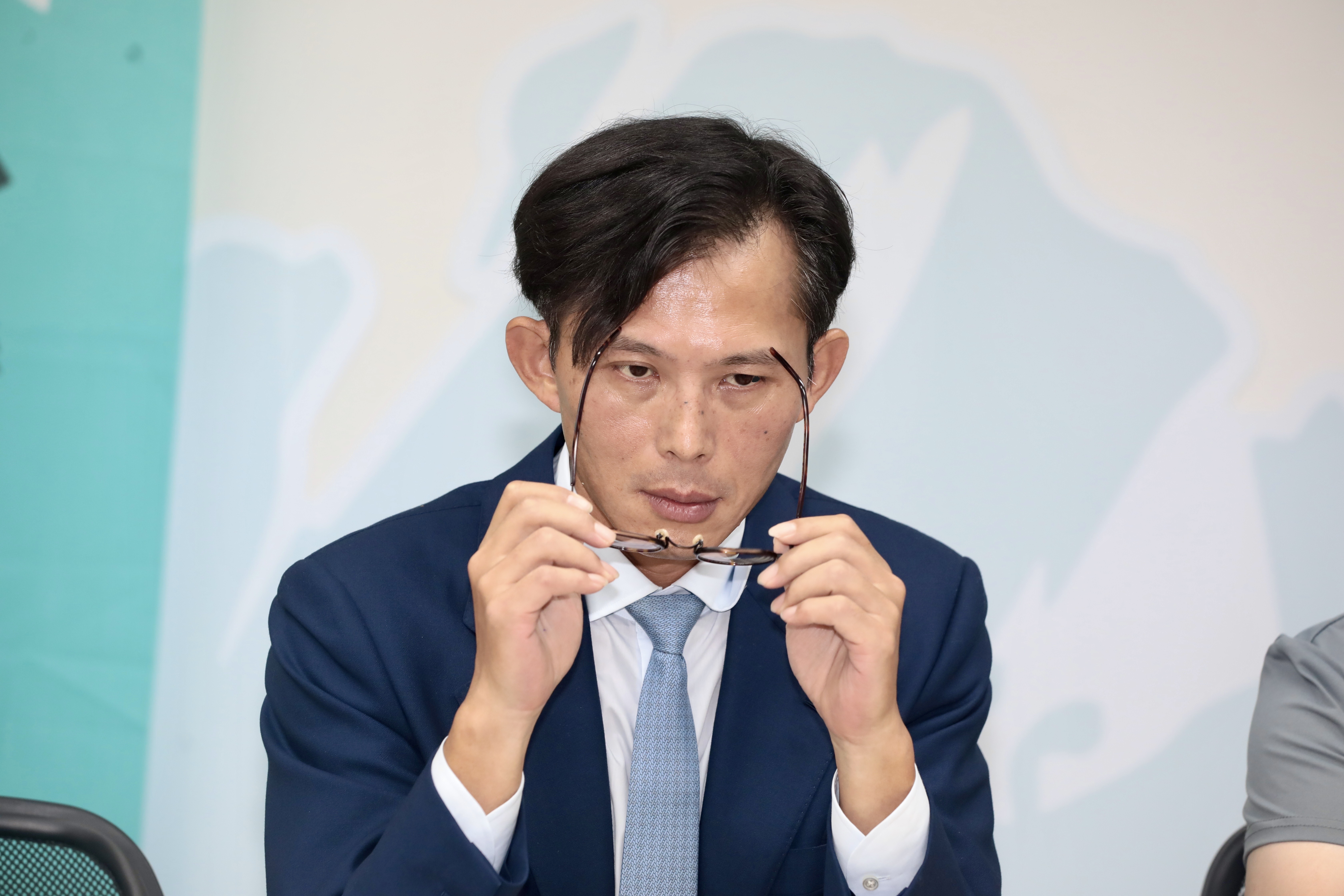 三立節目主持人李正皓爆料，陳申青在會議中向大股東台鋼承認，《菱傳媒》多數獨家跟拍內容來自黃國昌。（鏡報林煒凱）