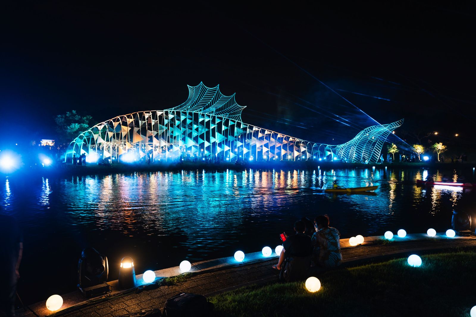 2024年《愛在夏天・夜傳藝》以七夕節慶為靈感,吸引上萬名觀眾,帶動宜蘭夜經濟,獲得資源協助獎肯定。(全聯提供)