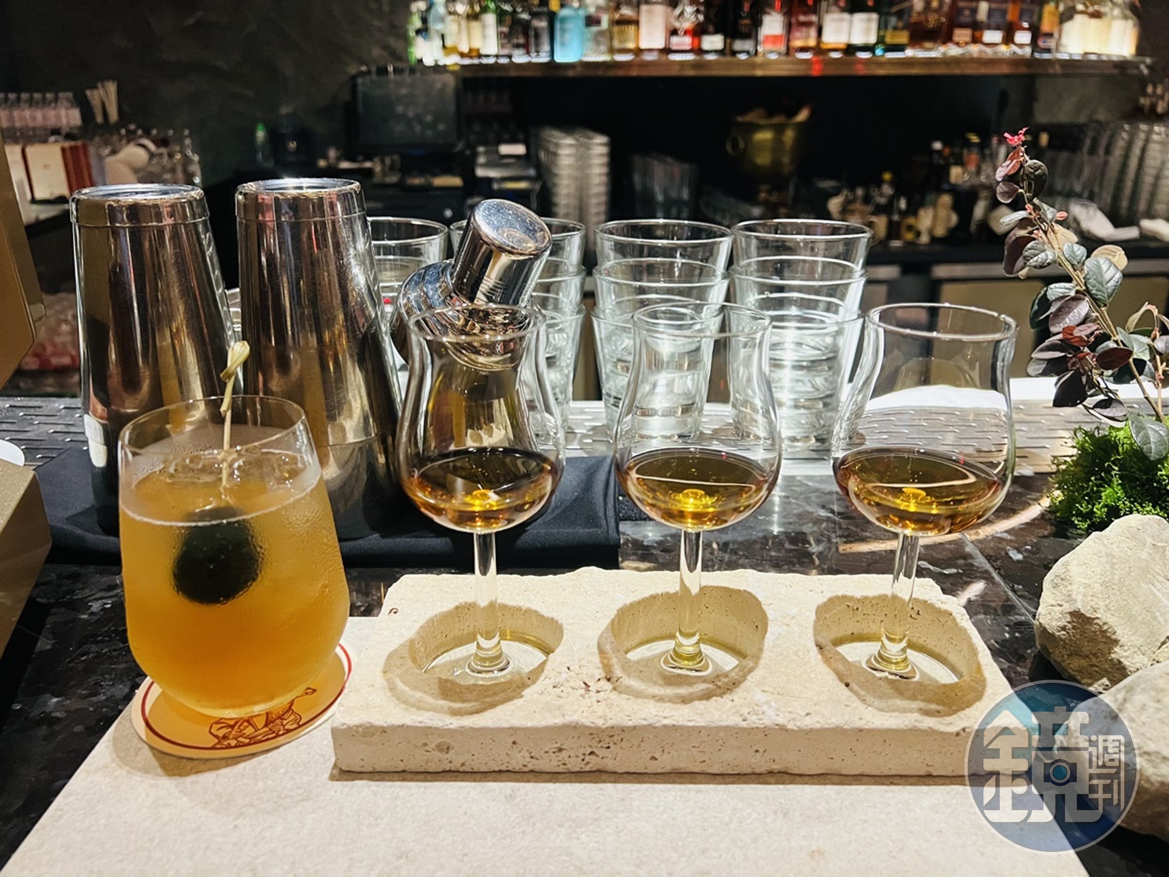 由干邑調製的「Twist HINE Side Car Highball」（左）非常容易入口。