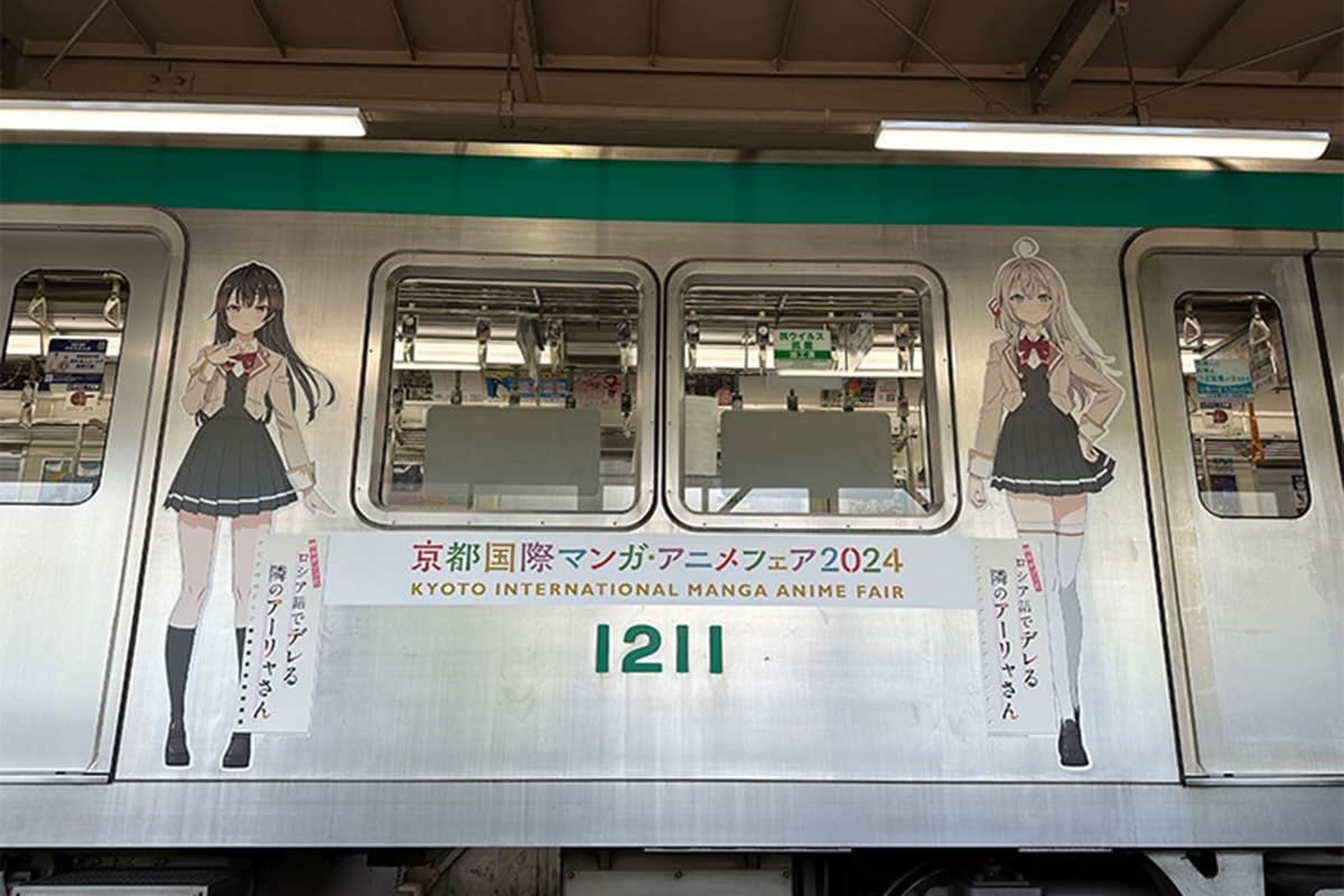 京都烏丸線列車車廂上，這個正妹女高生動漫圖，引發爭議。（翻自Livedoor.jp）