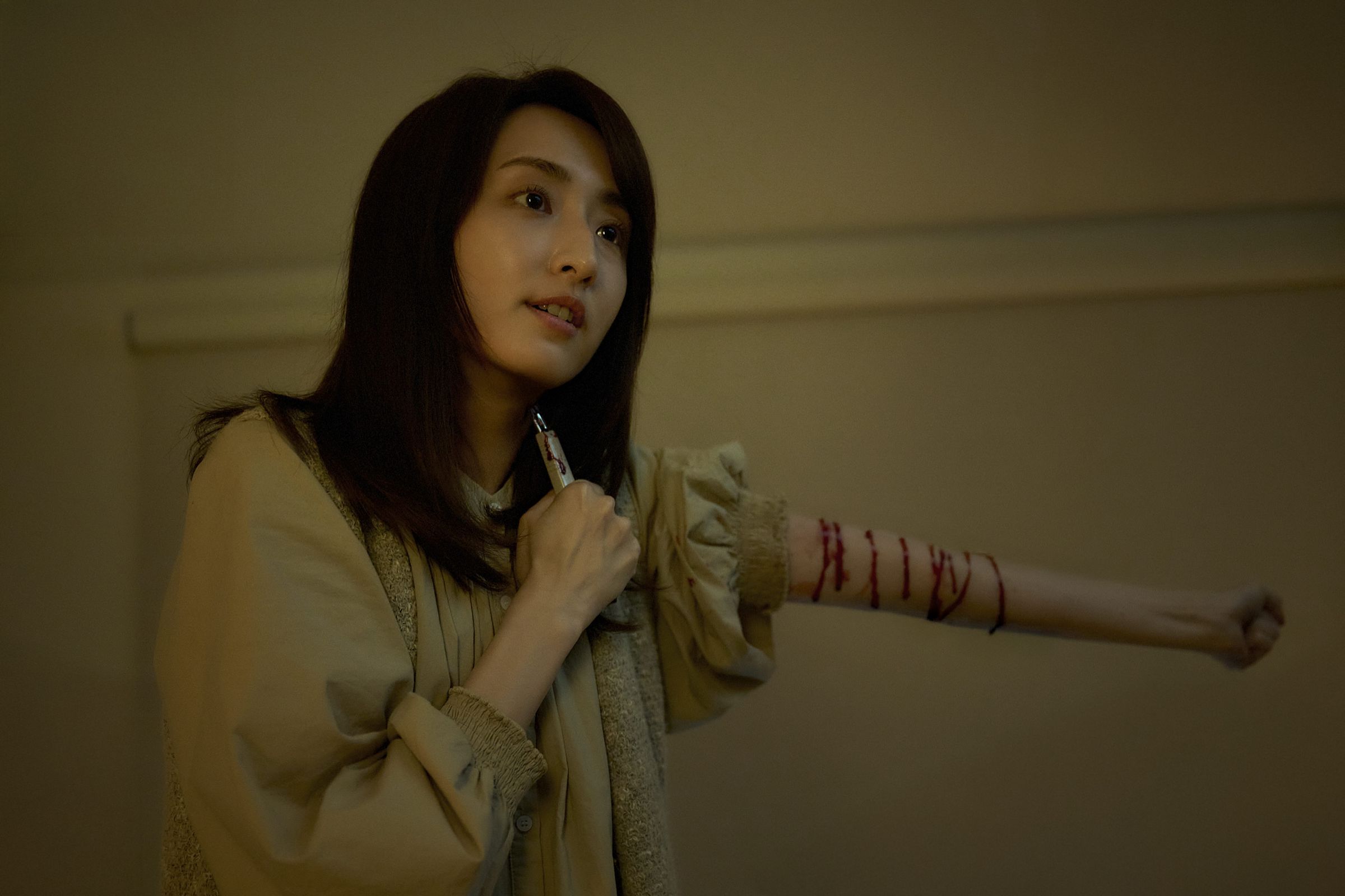 柯佳嬿和三位演員演出同一個角色,複雜性相當高。(Netflix提供)