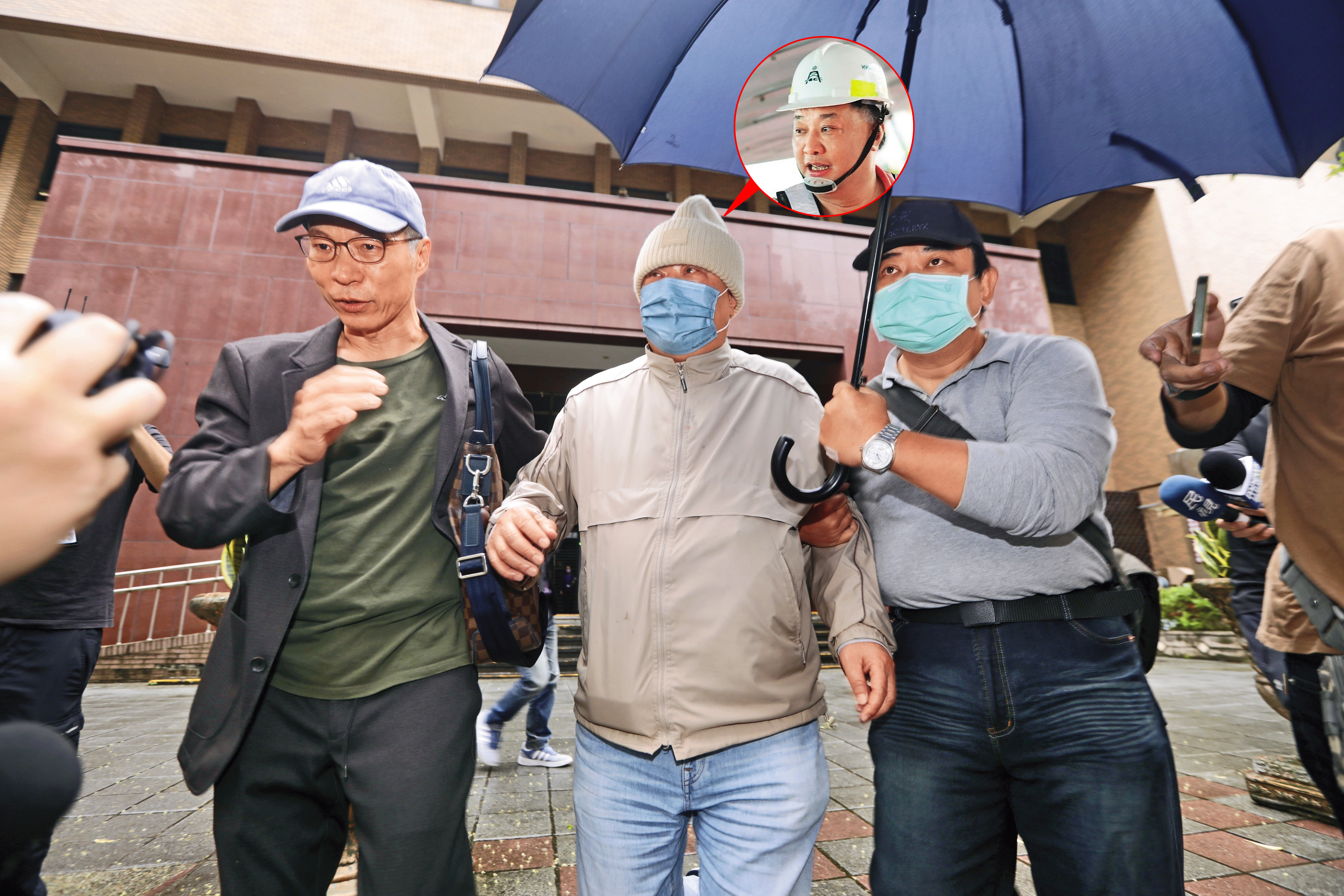 皇昌董座江程金（中）在去年台北地檢署偵辦柯文哲弊案時，曾被傳喚出庭。