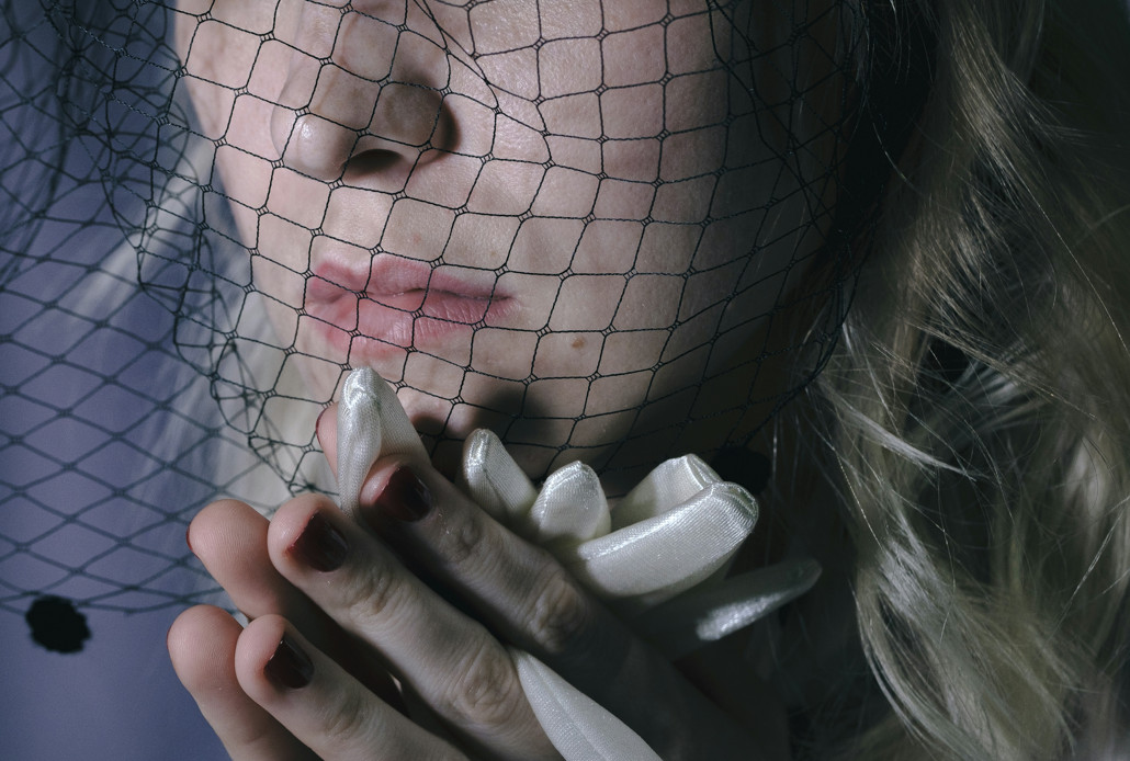 潔西卡在丈夫離世後，意外發現他生前出軌且買春，氣到將老公骨灰吃下肚。（示意圖，unsplash）