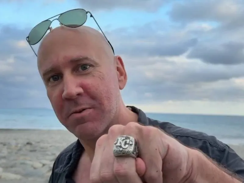 美國職棒大聯盟堪薩斯皇家隊駐台球探雷森，目擊婦人落海奮不顧身衝進海浪救人。（翻攝畫面）