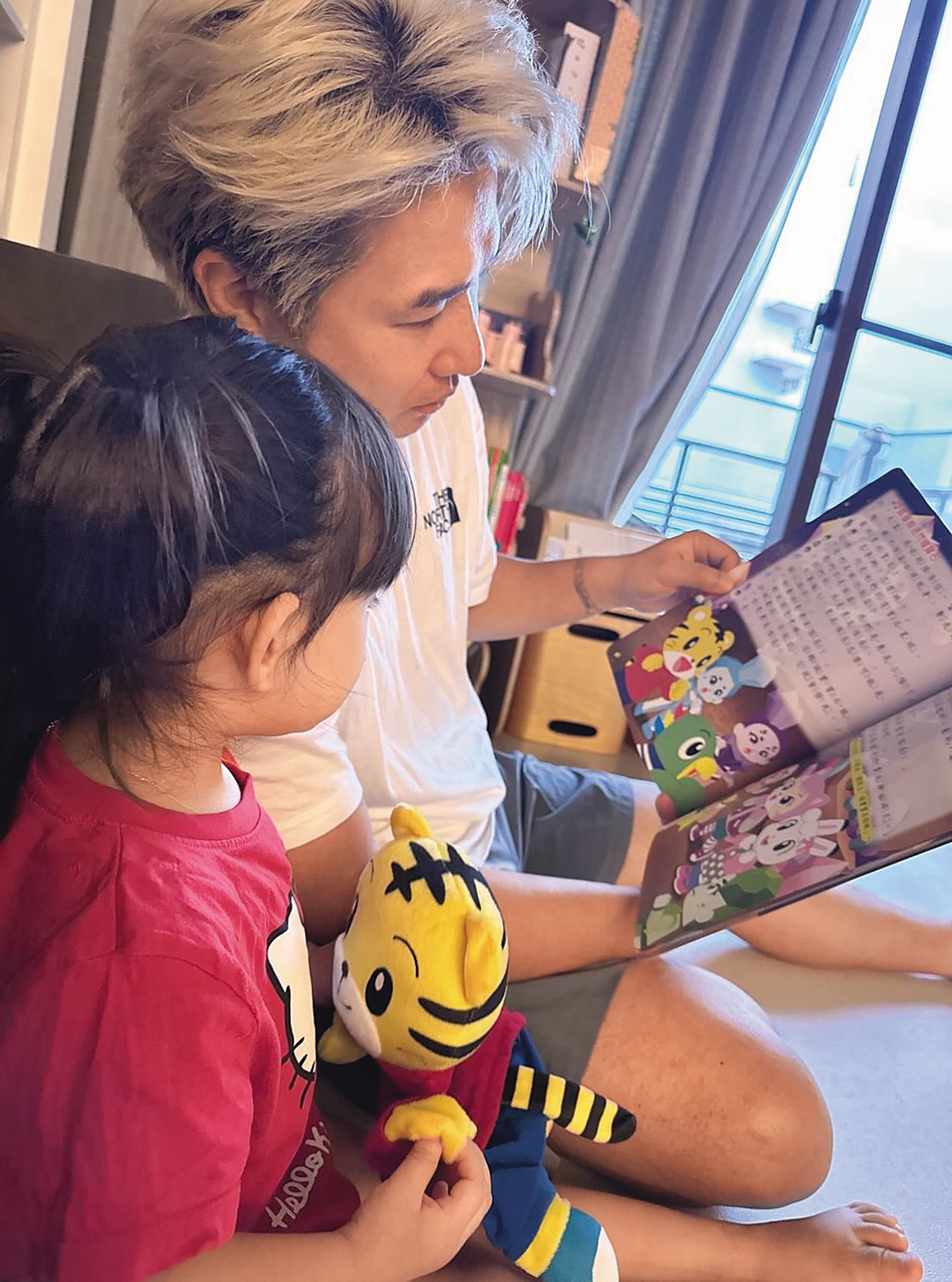 歐漢聲是3個女兒的父親，他對女兒說，可以成為任何自己想成為的人，功課只要對得起自己就好。（翻攝自歐漢聲IG）
