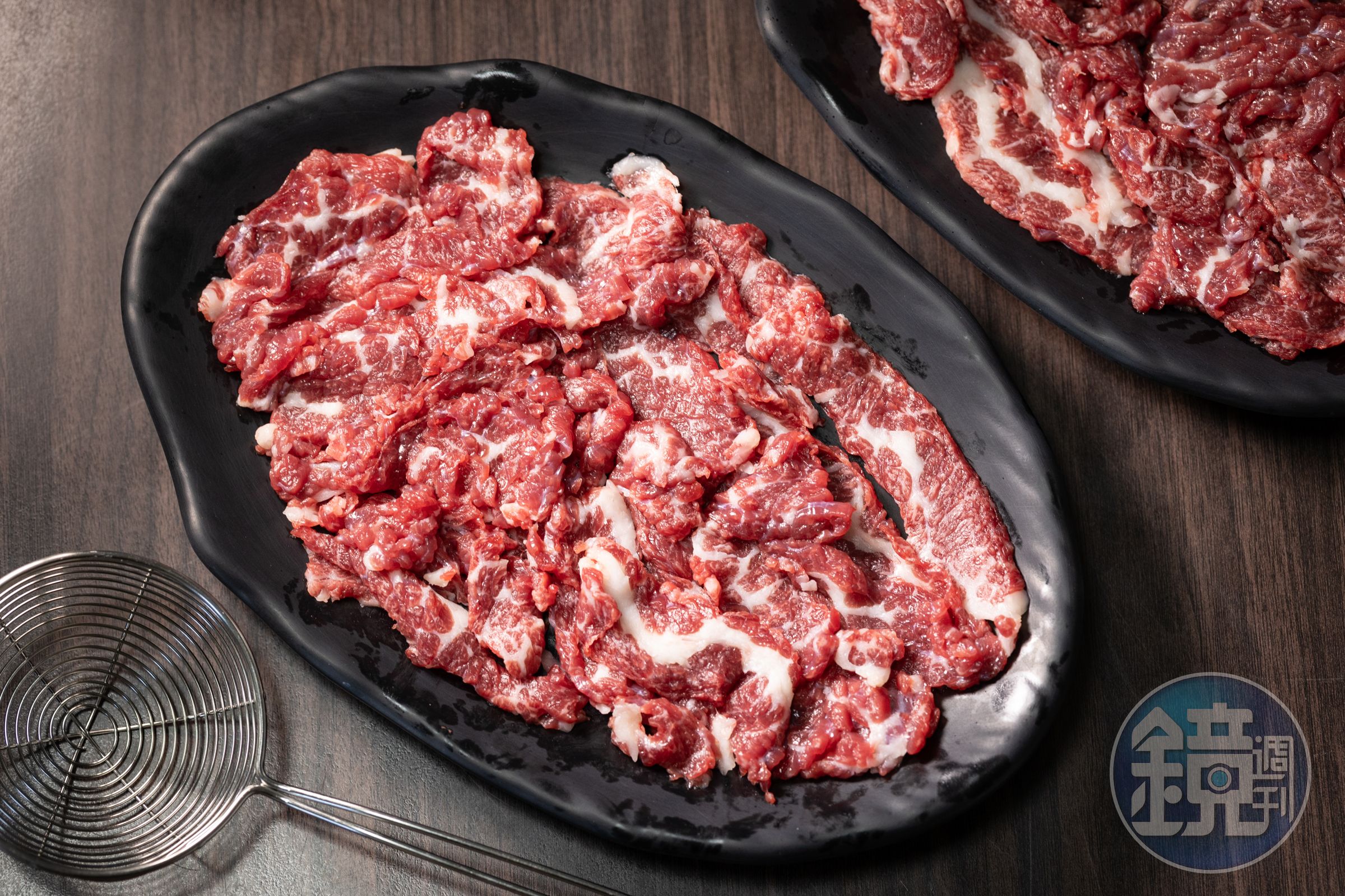 又稱為「肩胛肉邊」的「排骨肉」，脂肪形狀較長，涮5秒入口，非常甜美。（300元／小份、550元／大份）