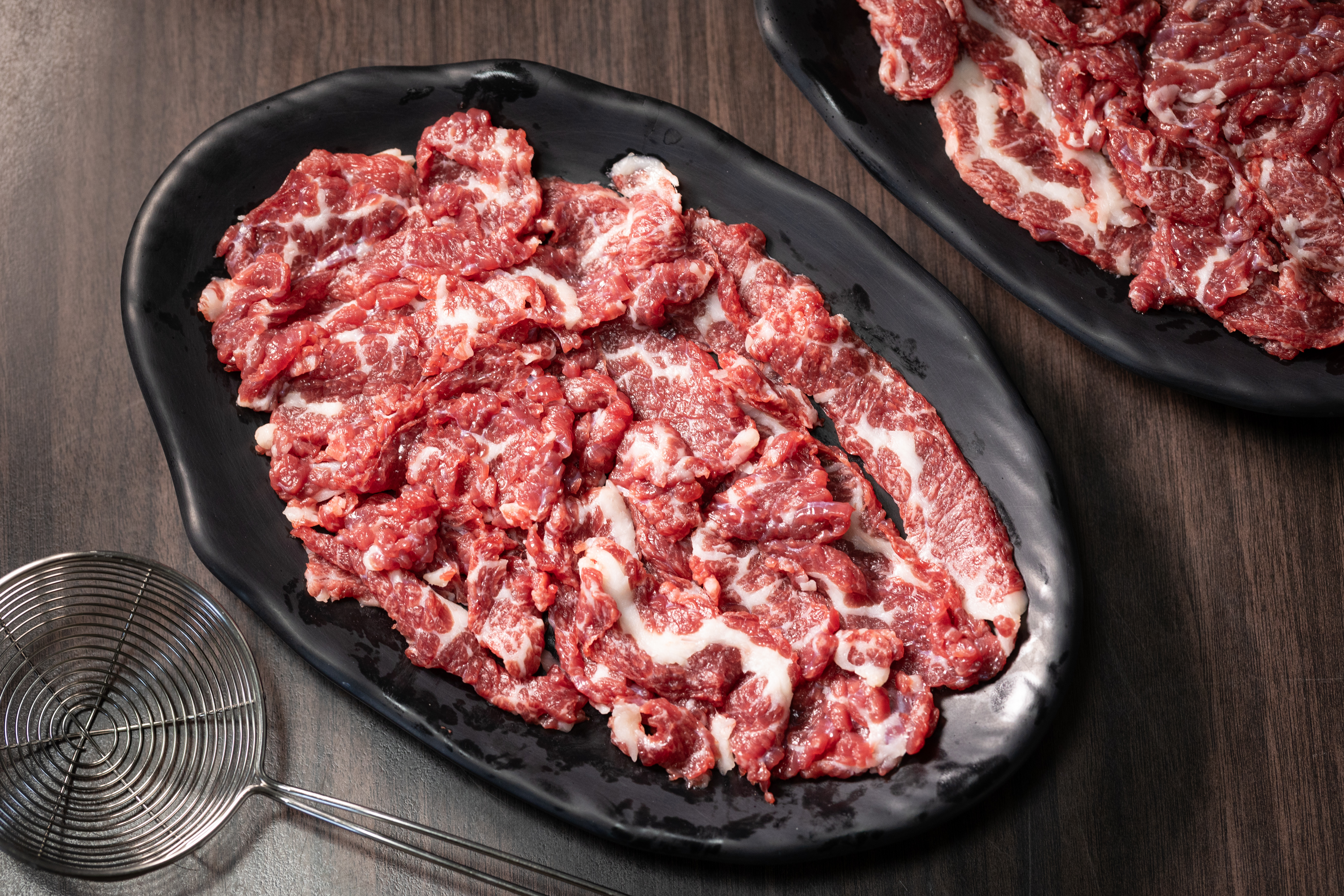 又稱為「肩胛肉邊」的「排骨肉」，脂肪形狀較長，涮5秒入口，非常甜美。（300元／小份、550元／大份）