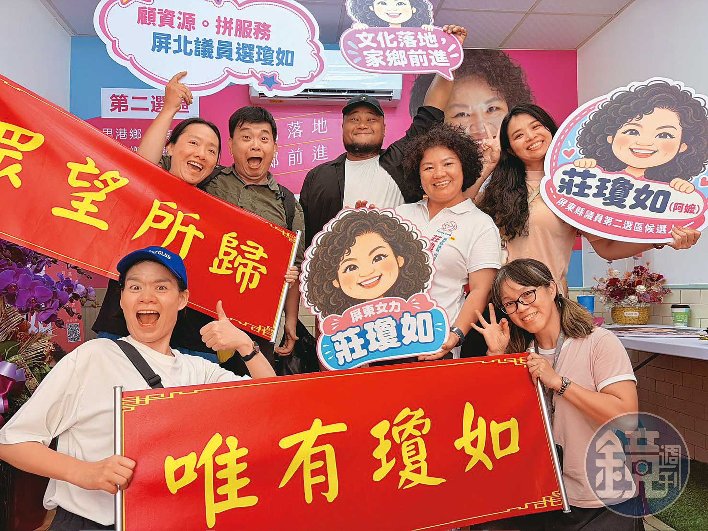 8月30日,嬤姐在豐原鎮清宮停車場演完最後一場《台灣幻想曲》,帶著團員的祝福,轉戰選舉舞台。(莊瓊如提供)