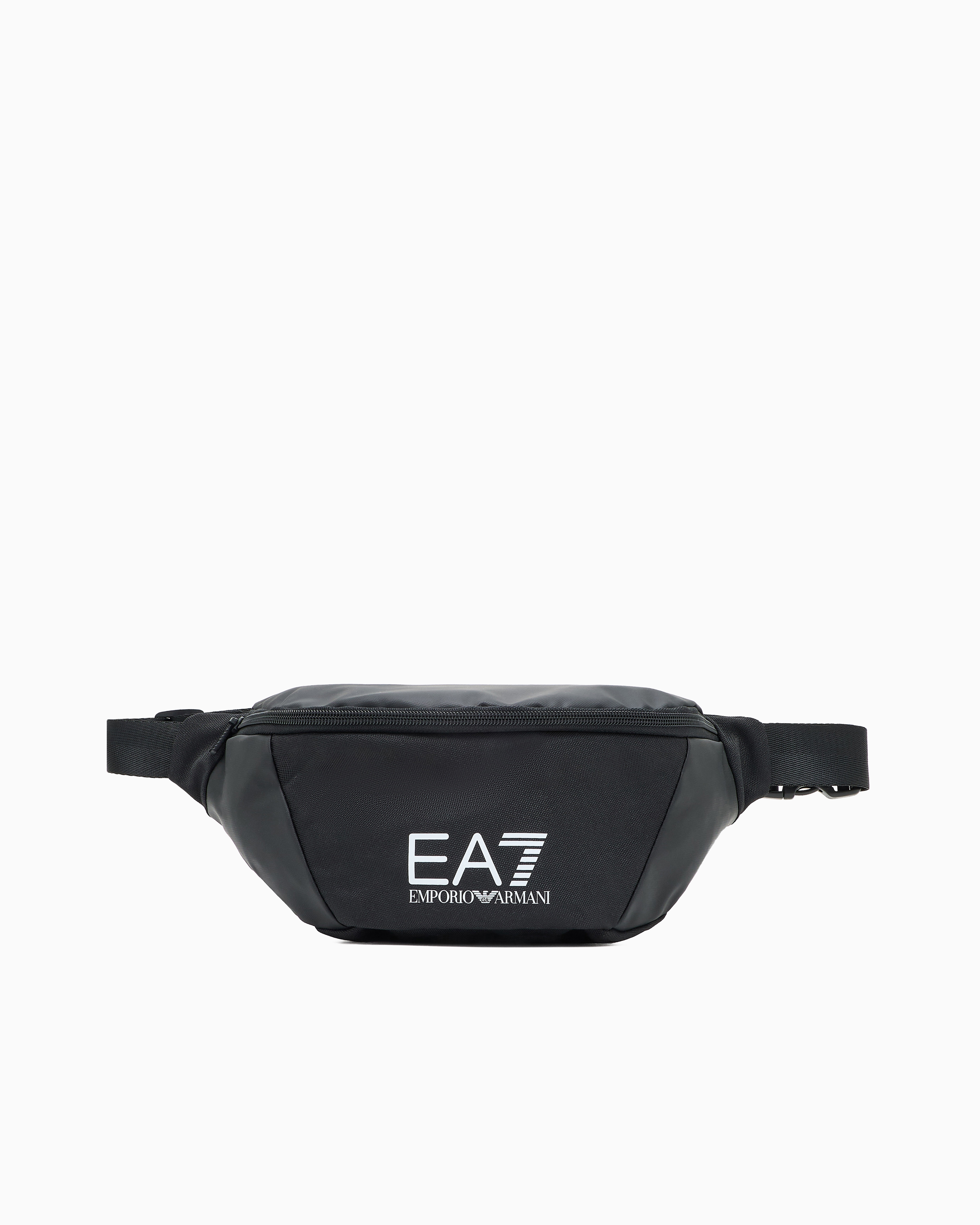 EA7斜背包。NT$3,100（ORSINI GROUP提供）