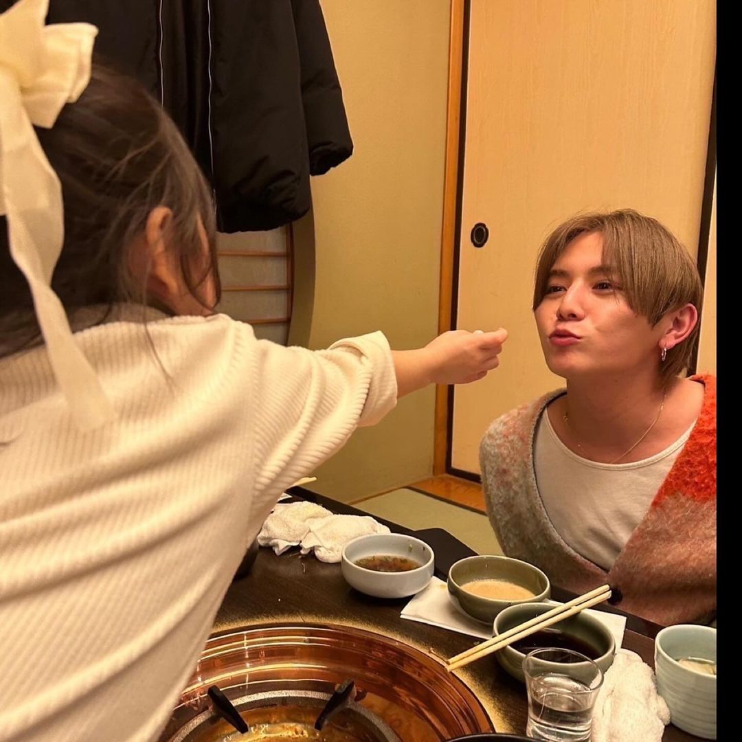 山田涼介（右）超寵外甥女，每次見面都任由外甥女使喚。（翻攝自山田涼介Instagram）