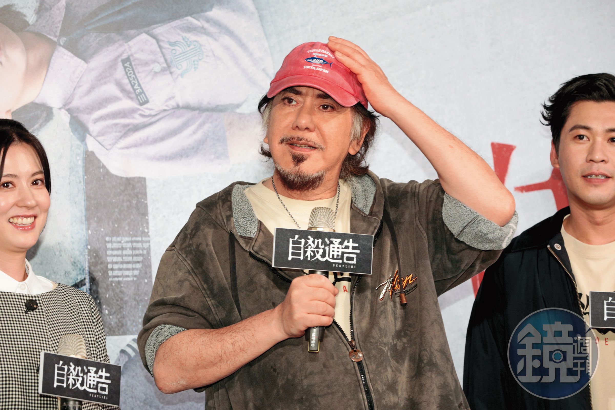 黃秋生鬢角花白，這造型意外撞臉徐錦江版的鰲拜（下圖）。