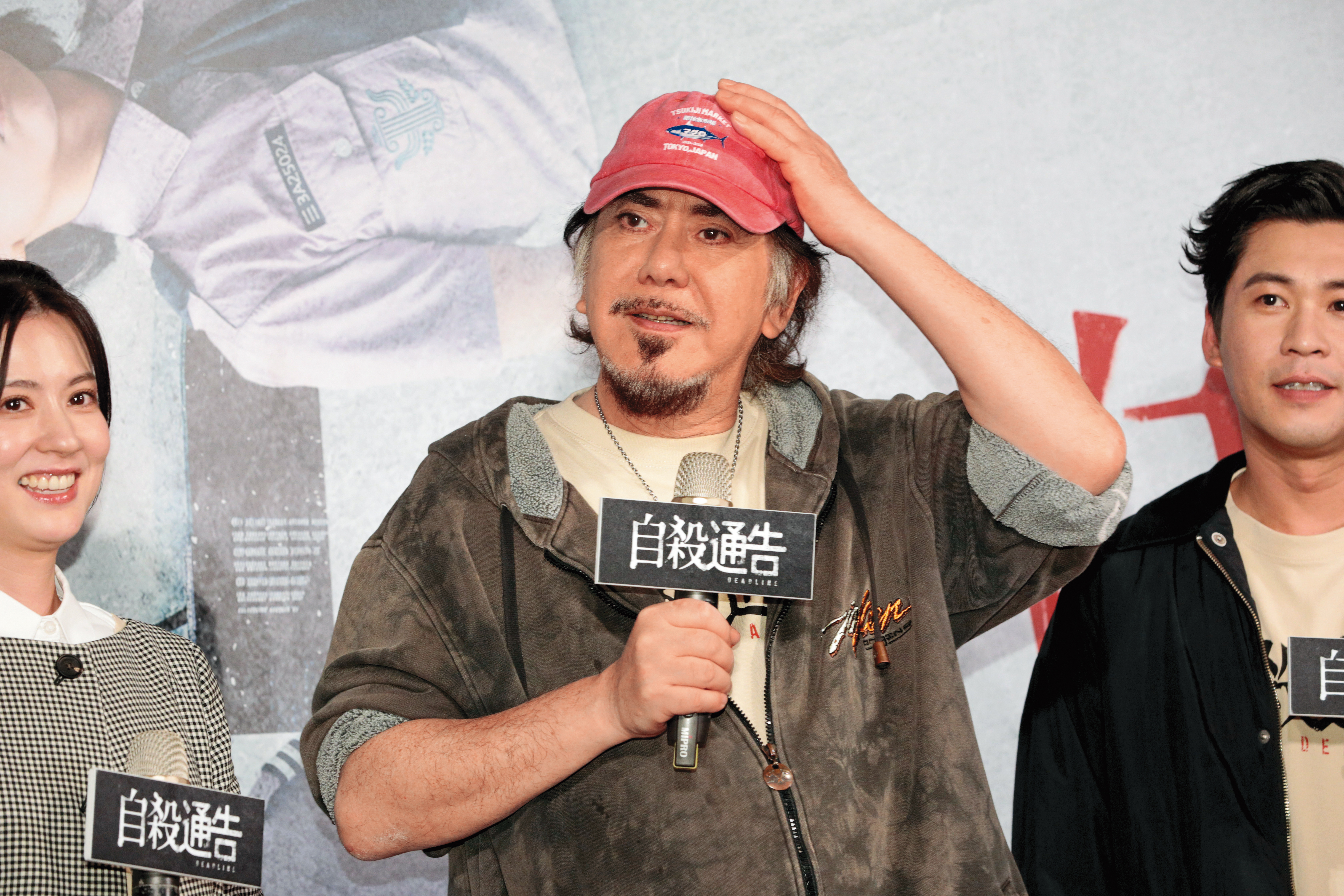 黃秋生鬢角花白，這造型意外撞臉徐錦江版的鰲拜（下圖）。