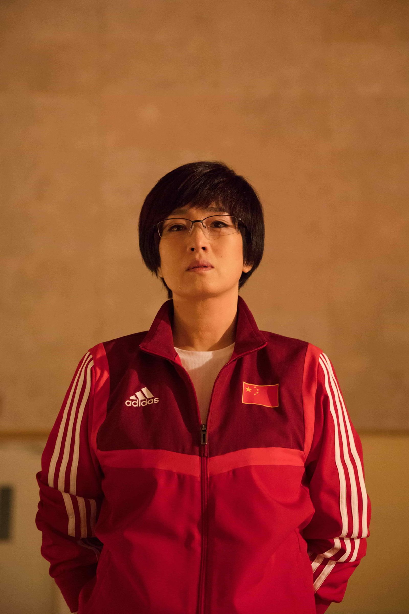 鞏俐完美復刻中國女排教練郎平,《奪冠》以郎平從球員轉成教練的成長過程講述中國女排熱血故事。(翻攝自奪冠微博)